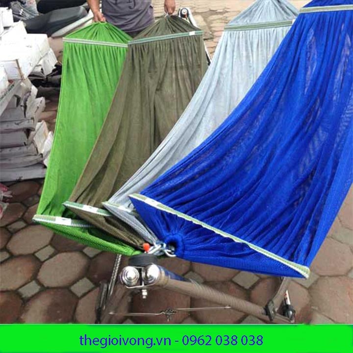 Võng Lưới Dù Đủ Màu Thoáng Mát,Võng lưới được dệt bằng sợi polyester mềm mại, êm mịn, lỗ to giúp không khí thông thoáng hơn. Mặt Võng Được Nhuộm Nhiều Màu Kết Hợp Với Nhau Trông Rất Dày Dặn.