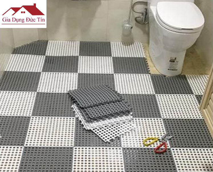 Thảm chống trơn nhà tắm giúp bạn tránh được những sự cố đau đầu trong phòng tắm. Hãy xem hình ảnh của sản phẩm để cảm nhận sự tiện lợi và an toàn mà nó mang lại cho bạn và gia đình.