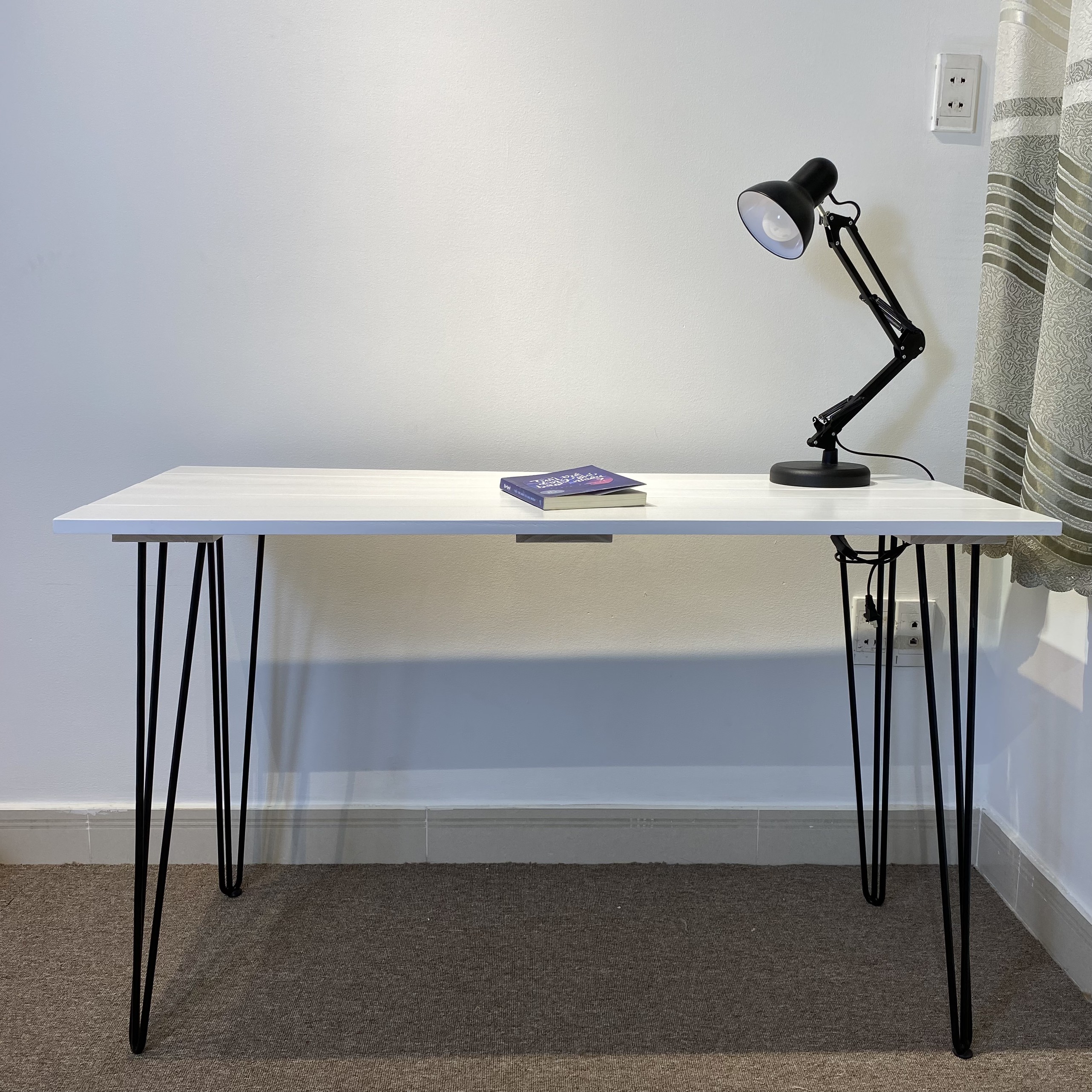 Bàn làm việc gỗ tự nhiên deskaholic - kiểu pallet kết hợp chân sắt