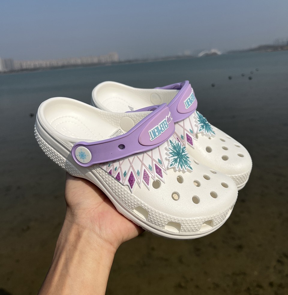 DÉP SỤC CHỐNG HÔI CHÂN CROCS IN HÌNH BÔNG TUYẾT CHO TRẺ EM TẶNG KÈM STICKERS