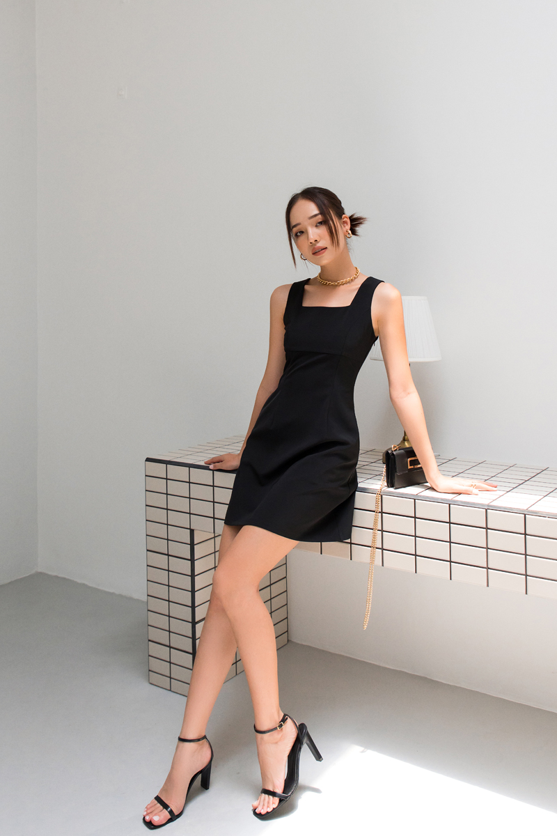Đầm ngắn cổ vuông đen - yv le & co