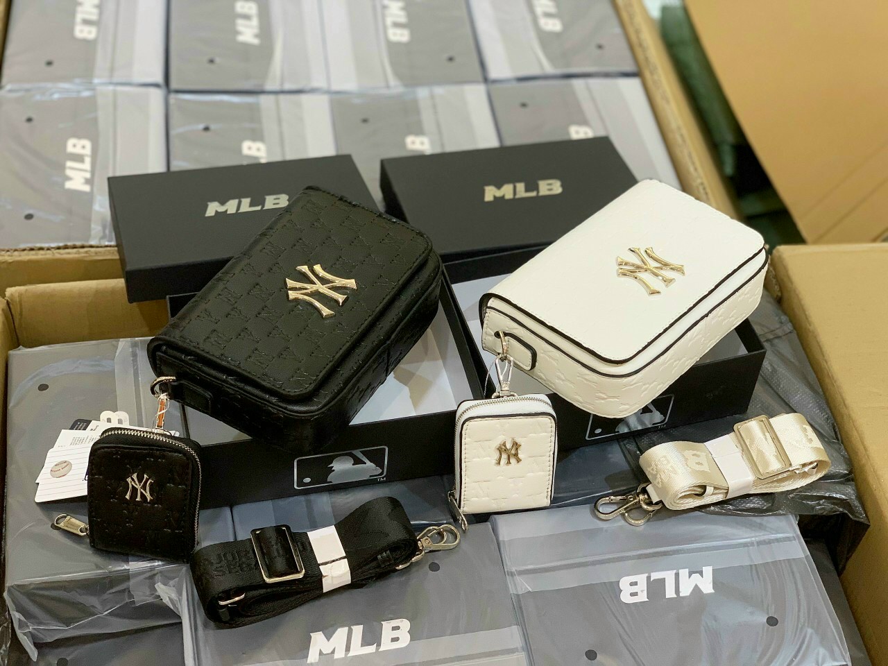 Túi m l b hoạ tiết ny nổi kèm túi nhỏ đựng thẻ airpod trẻ trung cá tính size 18cm fullbox bao bì tag mac