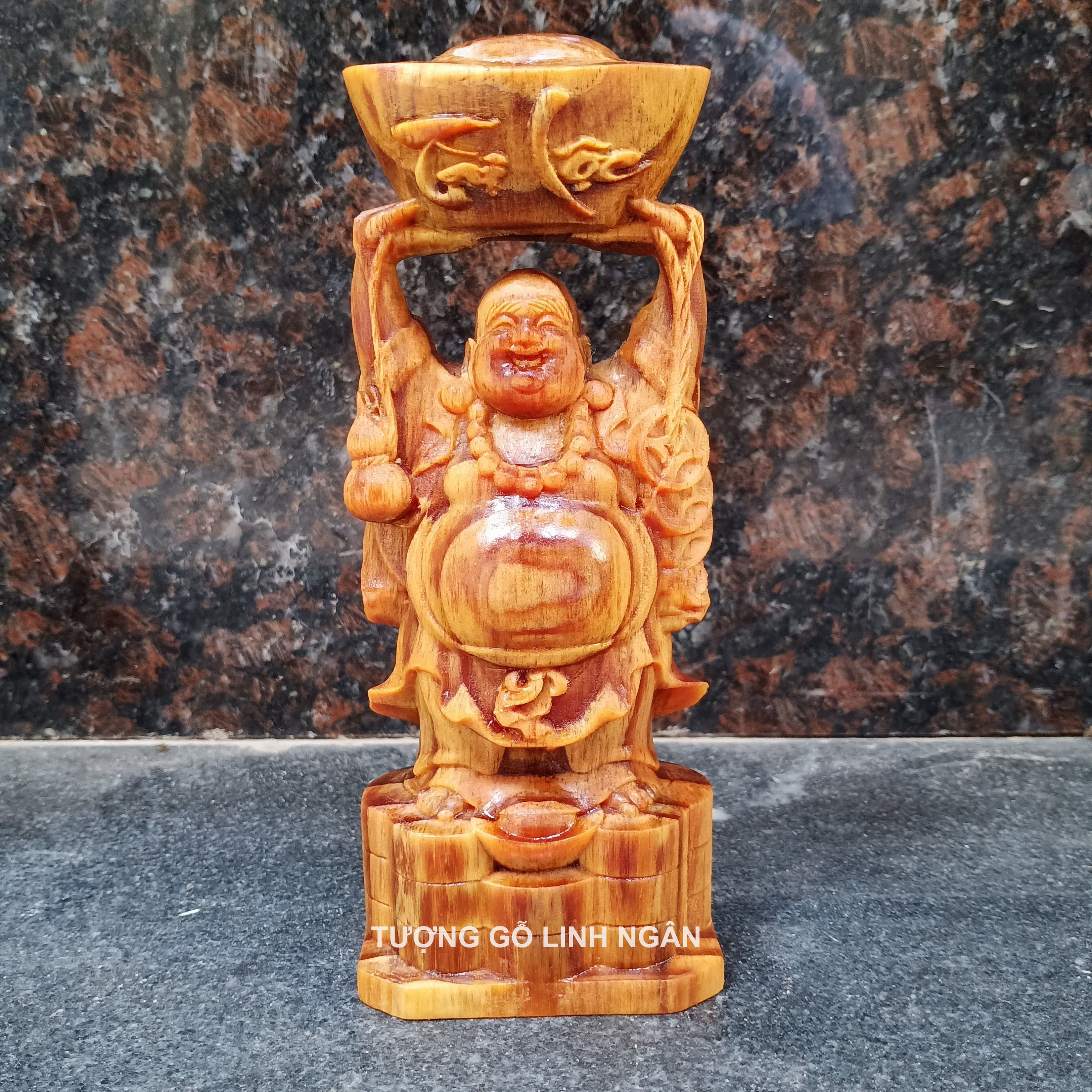 Tượng phật di lặc dâng vàng bằng gỗ huyết long (cao 20, ngang 8, sâu 6 cm)