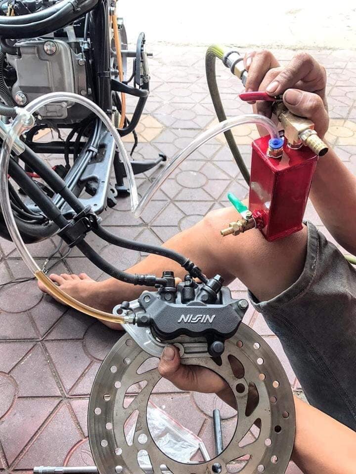 Thiết Bị Xả E Phanh Thắng Đĩa Oto Xe Máy