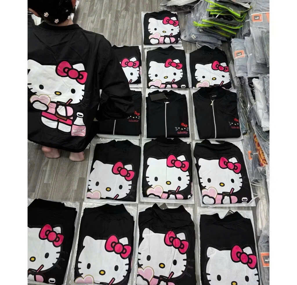 Áo khoác Hello Kitty đen với họa tiết nổi bật và khóa kéo phía trước.