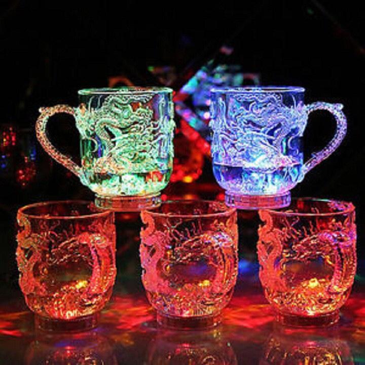 Ly đổ nước tự động sáng rồng 7 màu
