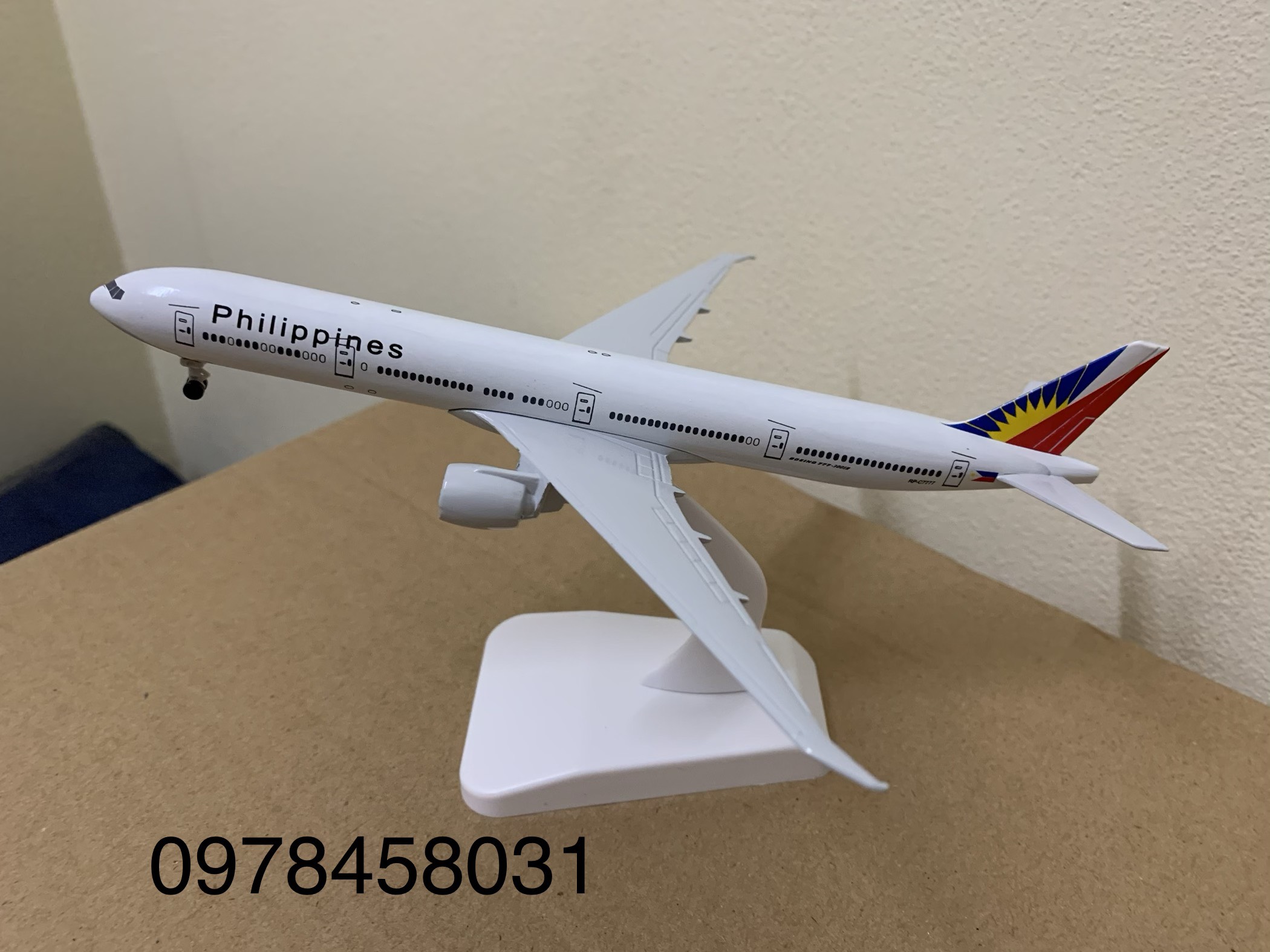 Mô hình máy bay Philippines 18cm có bánh xe