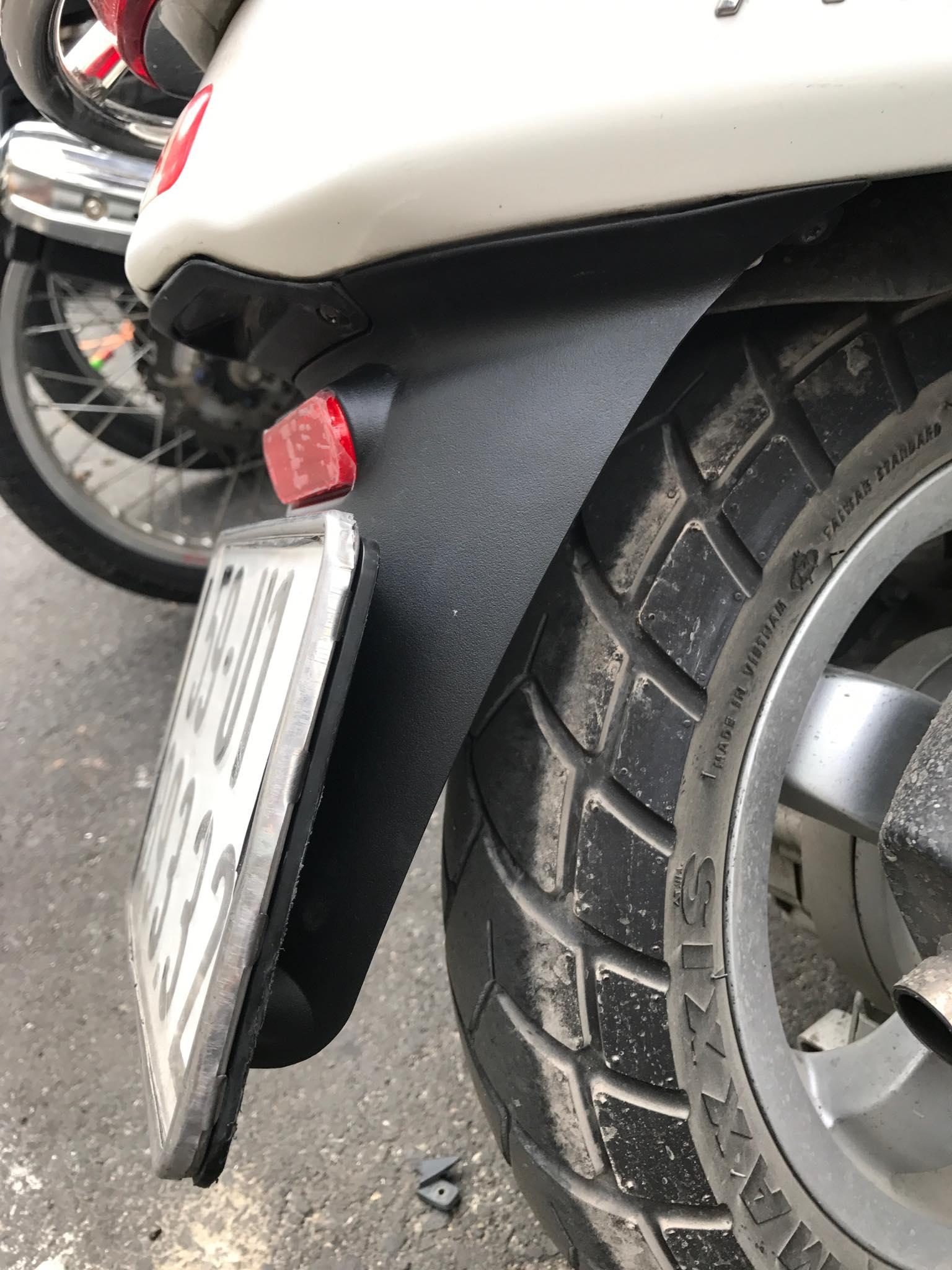 [HCM]Đuôi dè biển số hàng zin Vespa 125 tặng kèm miếng phản quang zin