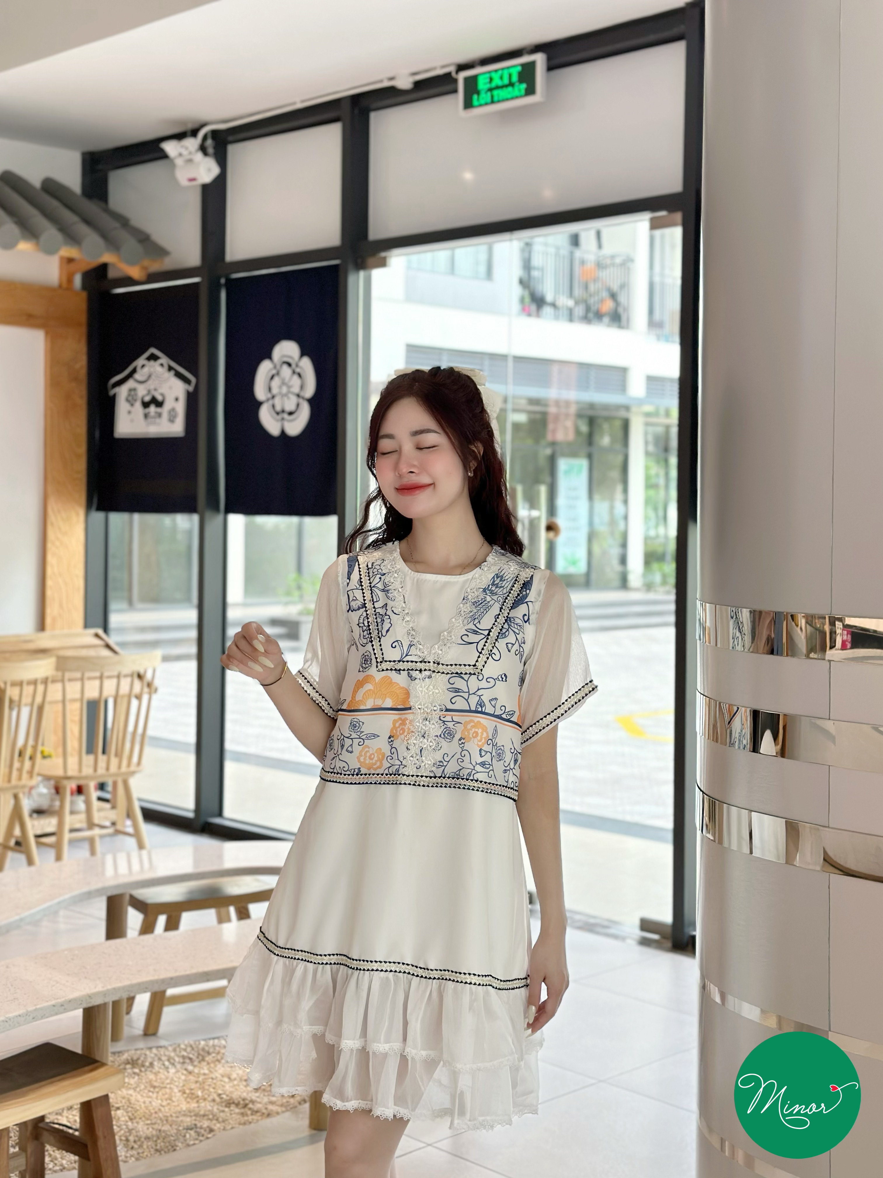 Đầm liền form babydoll phối họa tiết hoa văn xanh
