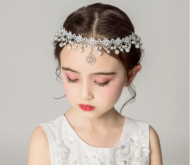 Cài tóc dễ thương cho bé gái