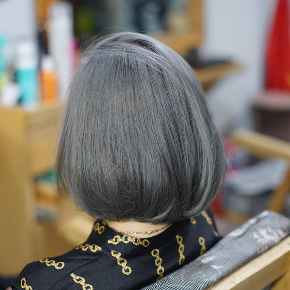Nếu bạn yêu thích màu sắc độc đáo và đổi mới, hãy ghé qua hình ảnh về nhuộm tóc màu xám khói. Đây chắc chắn là một sự lựa chọn táo bạo và sành điệu cho mái tóc của bạn.