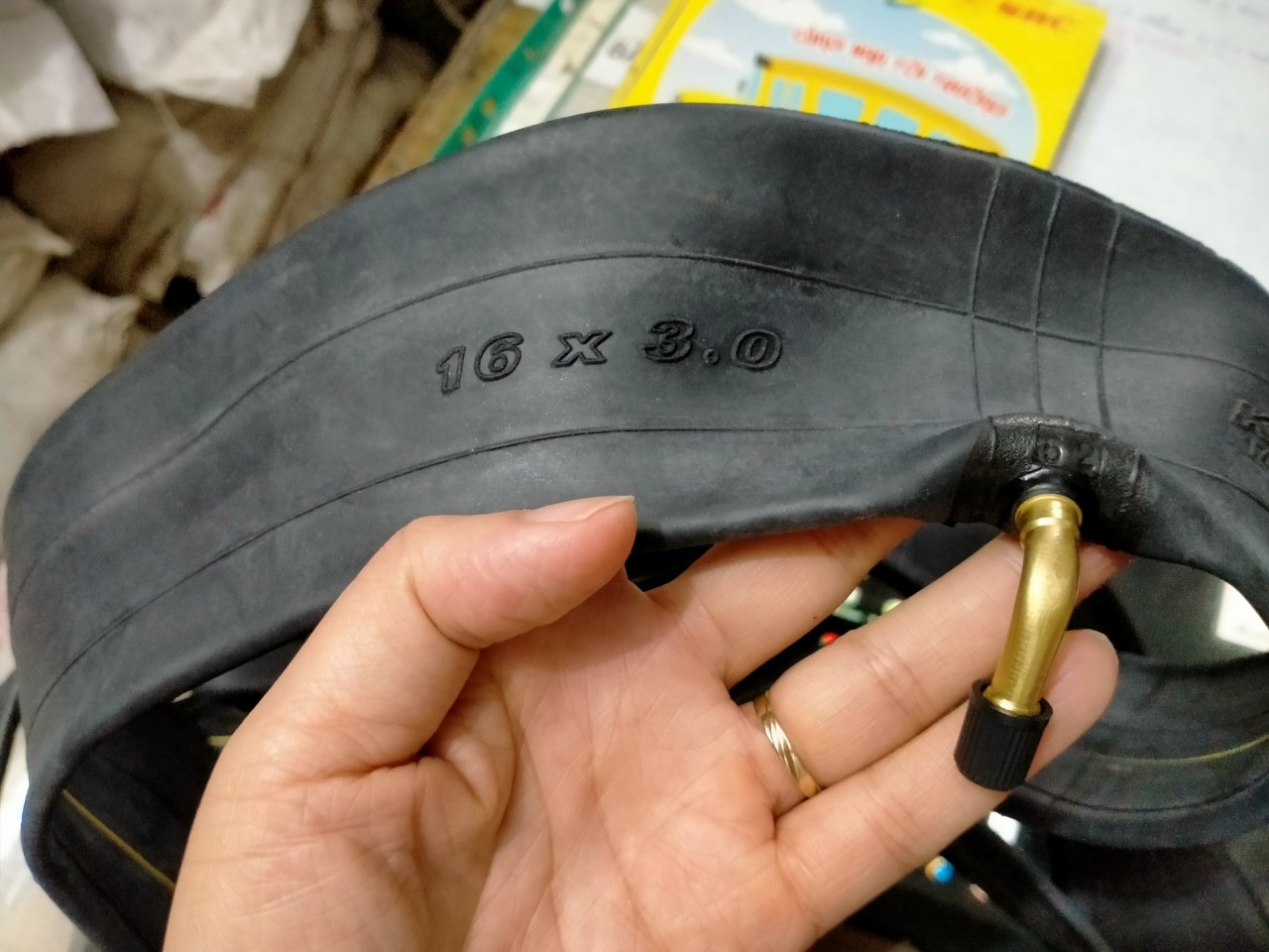 Ruột, săm xe đạp điện 16x3.0 van cong kenda