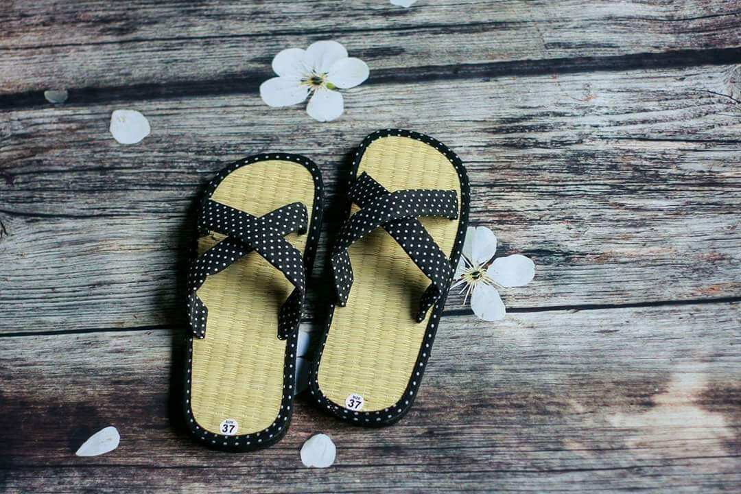 -combo 2 đôi dép đi biển quai chéo chấm bi- đế cói- depmangtrongnha88