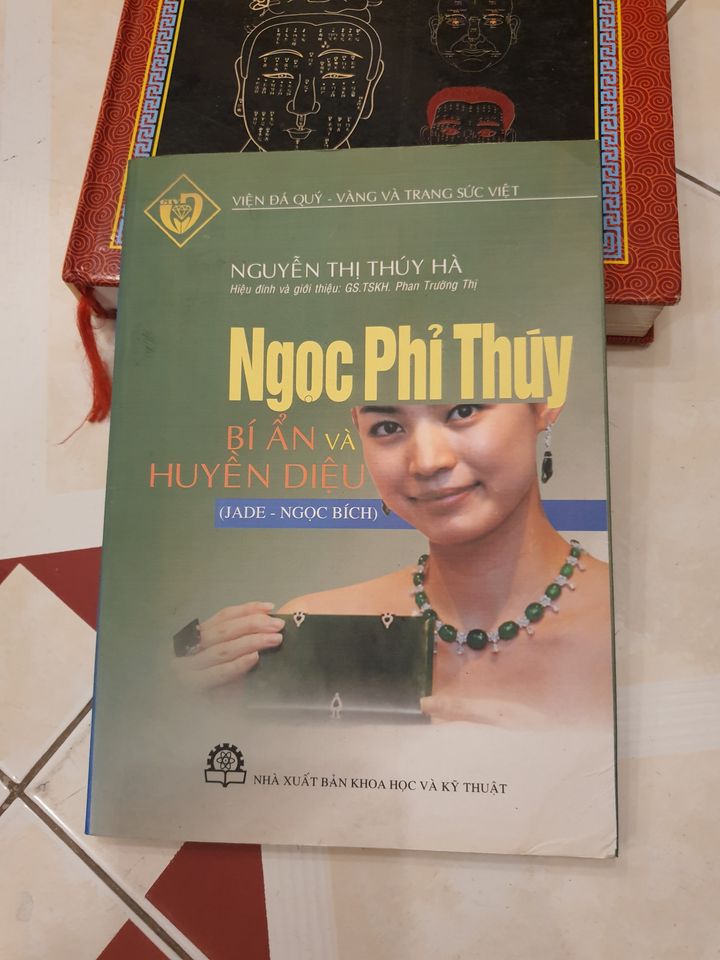 Sách Ngọc phỉ thúy bí ẩn và huyền diệu