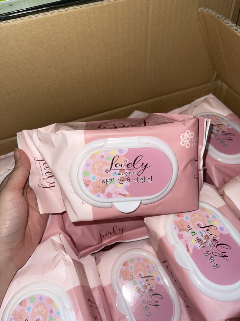 KHĂN ƯỚT KHÔNG MÙI LOVELY 150 TỜ AN TOÀN CHO TRẺ, NẶNG 800G