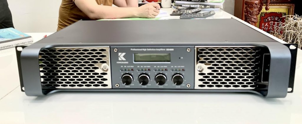 Đẩy công suất 4 kênh king audio model hd 4800, nguồn xuyến đồng, mạch class h công xuât 4000w, 48 sò lớn. có thể chuyển về 2 kênh.