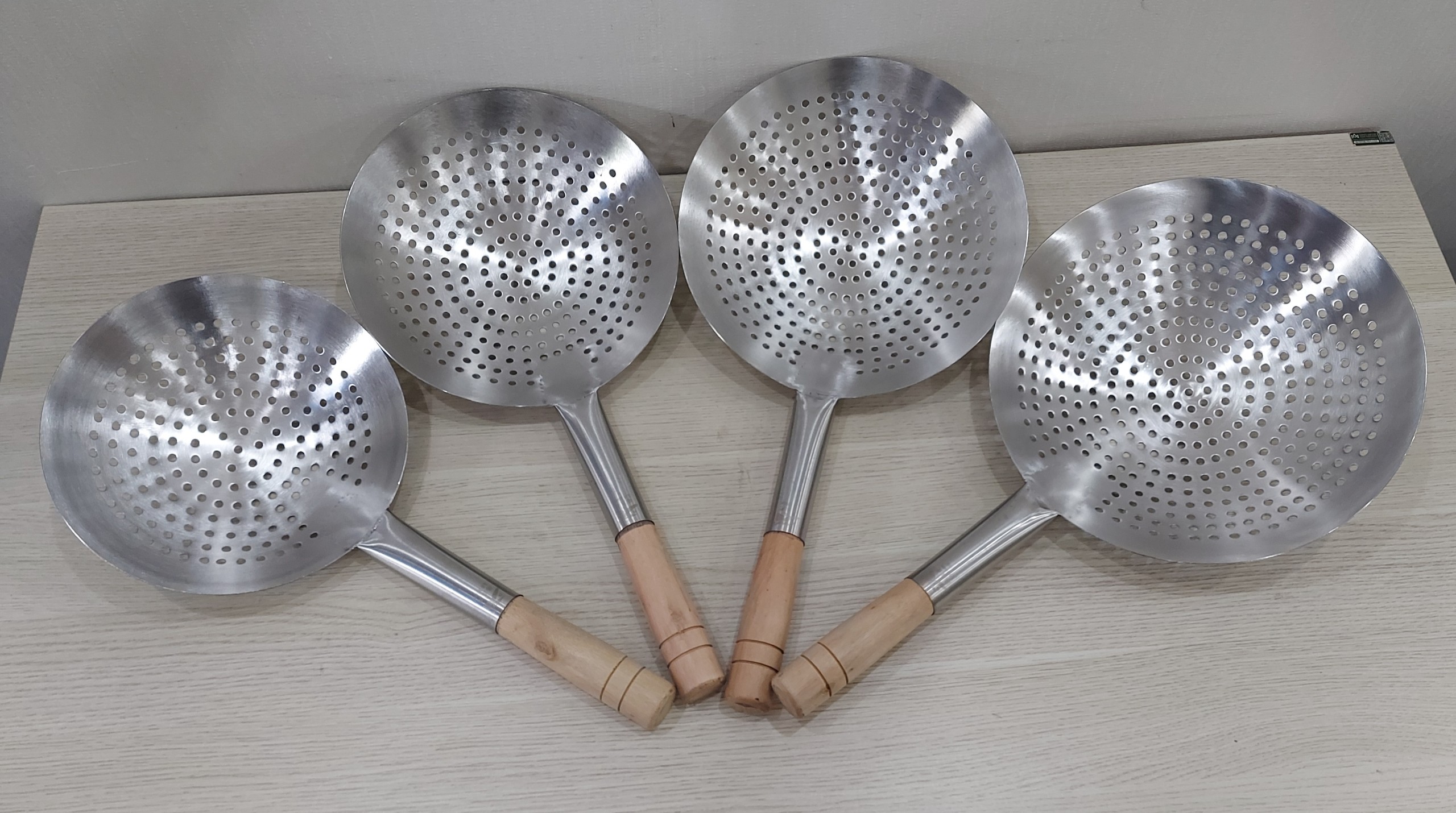 Vá xào, chiên inox có lỗ cán gỗ nhiều kích thước