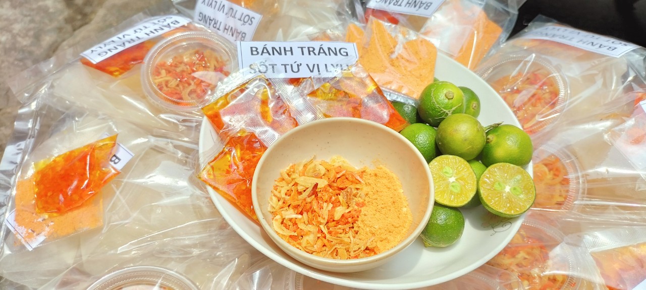 Bánh tráng chấm sốt tứ vị