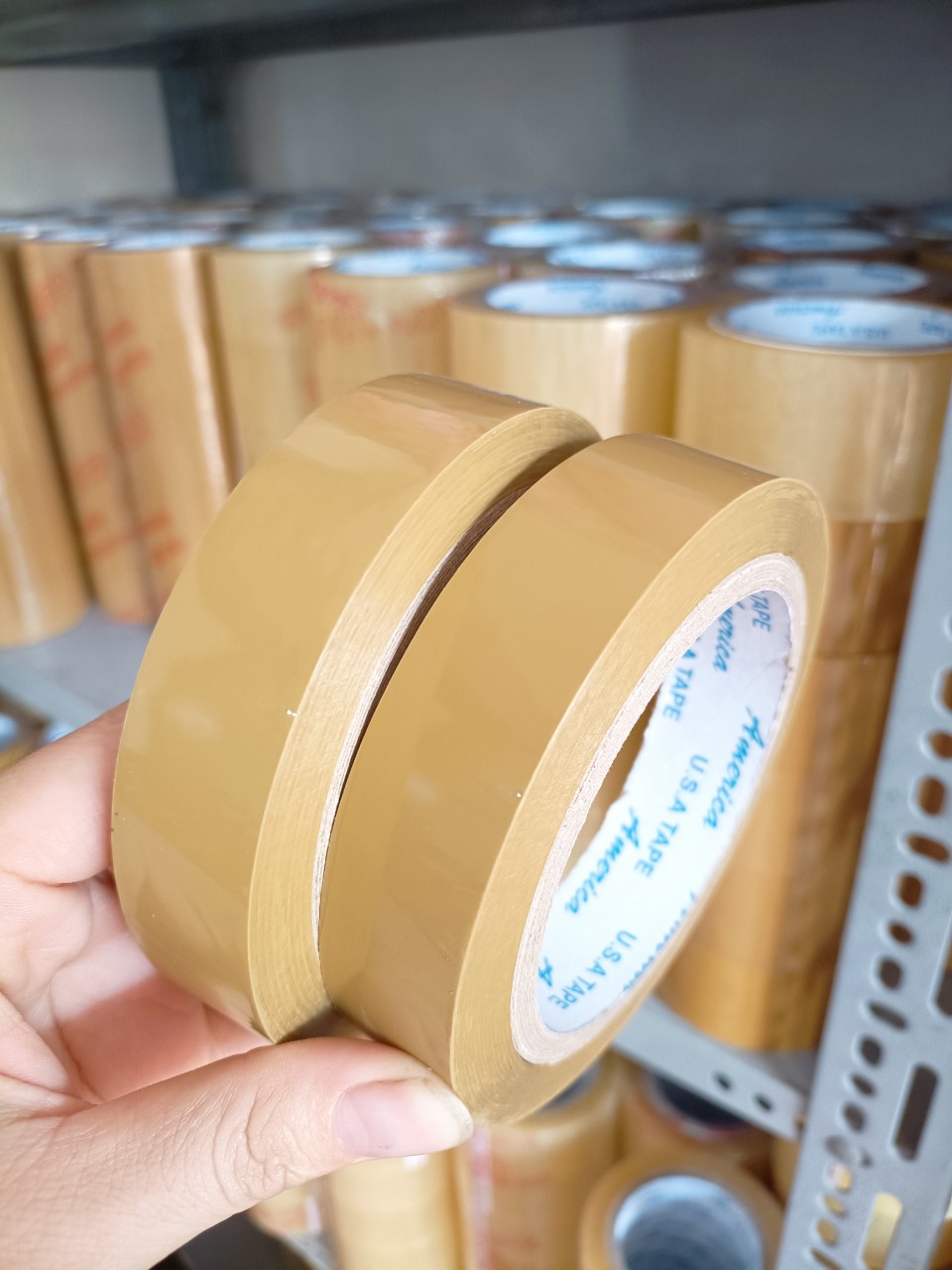 1 cuộn băng keo đục 24mm 100yard dùng để dán hộp quà, bì thư