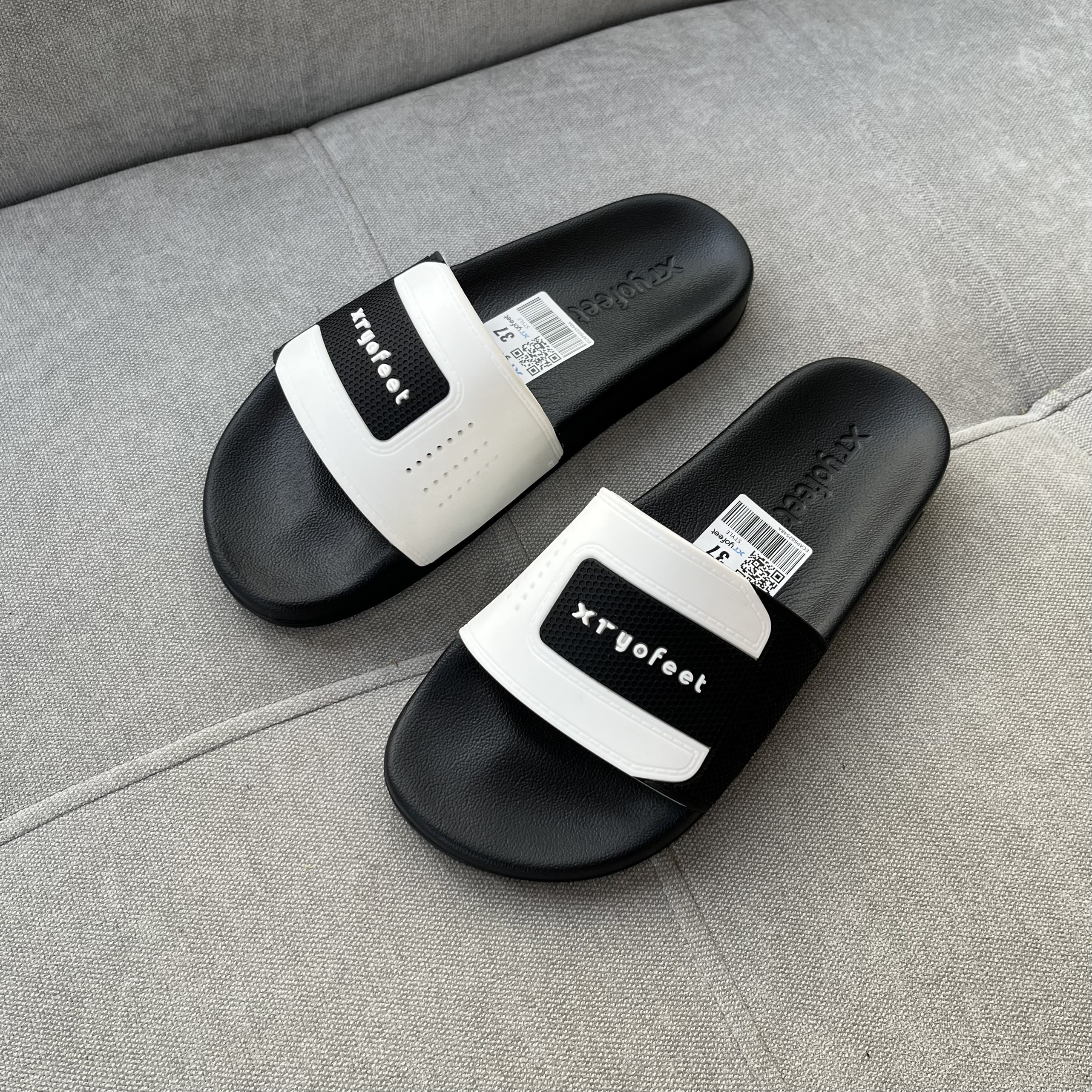 Dép nam nữ quai ngang hot trend