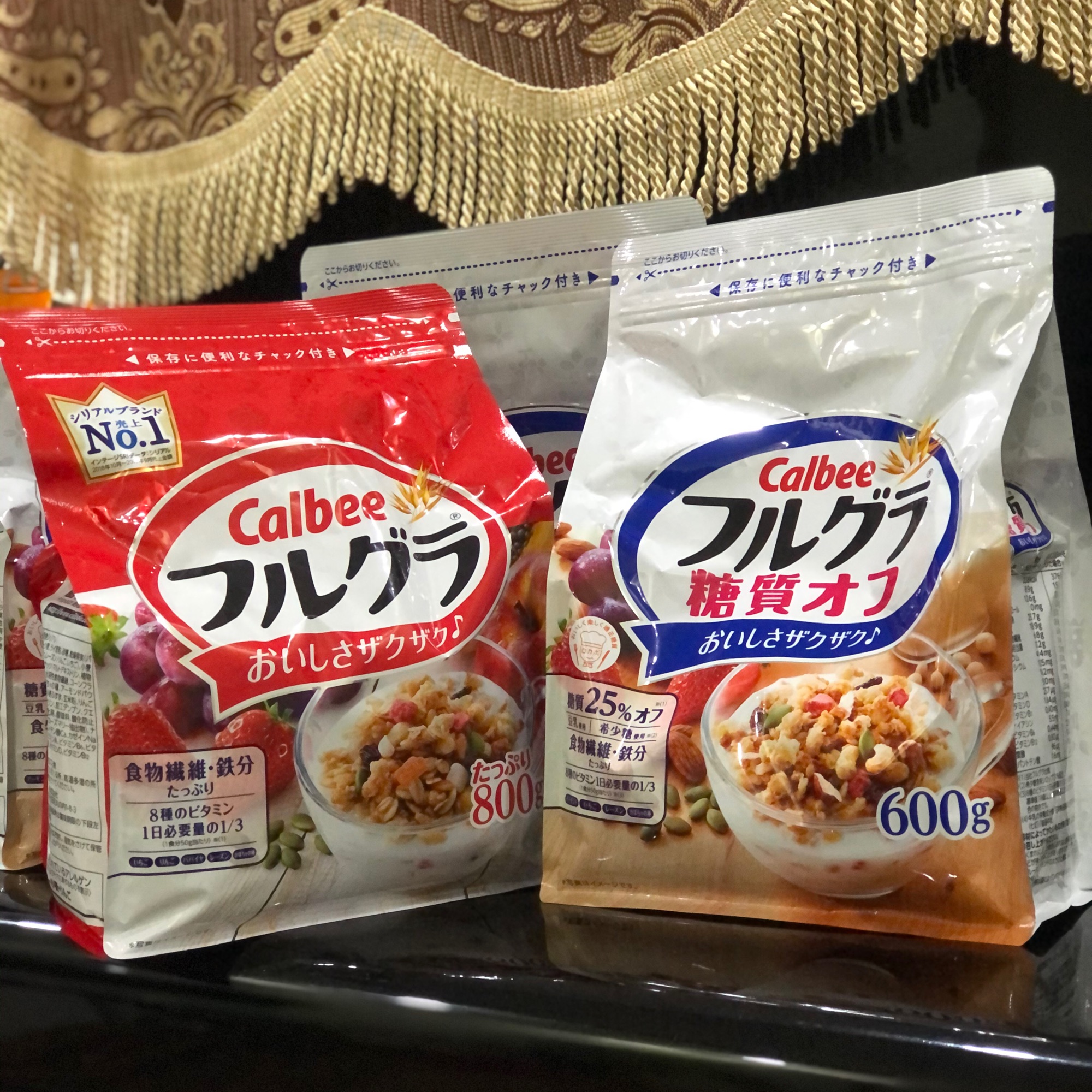 Ngũ cốc Trái cây màu đỏ - trắng Calbee Nhật Bản
