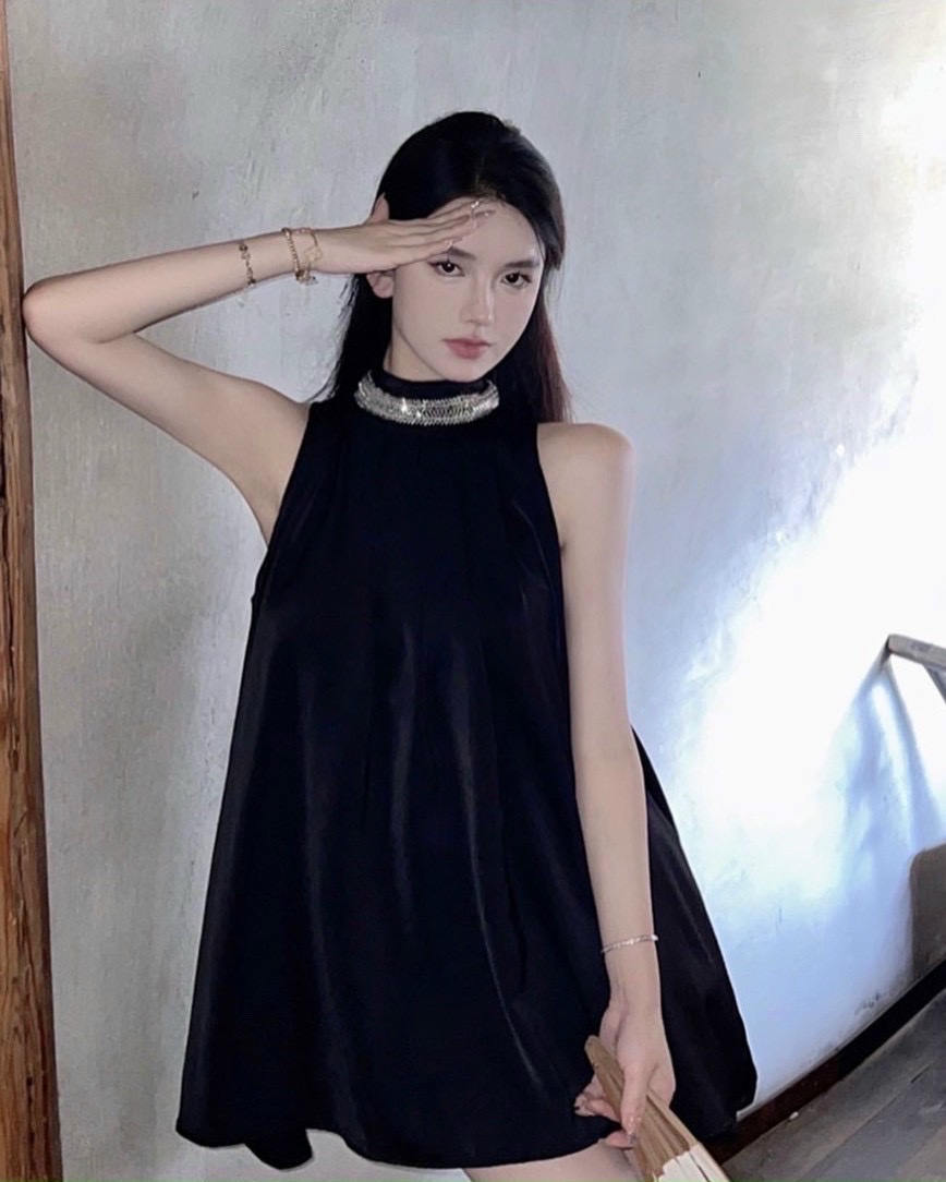 Đầm nữ váy nữ Rossy Fashion, đầm đen cổ yếm viền dây kim sa - SR150