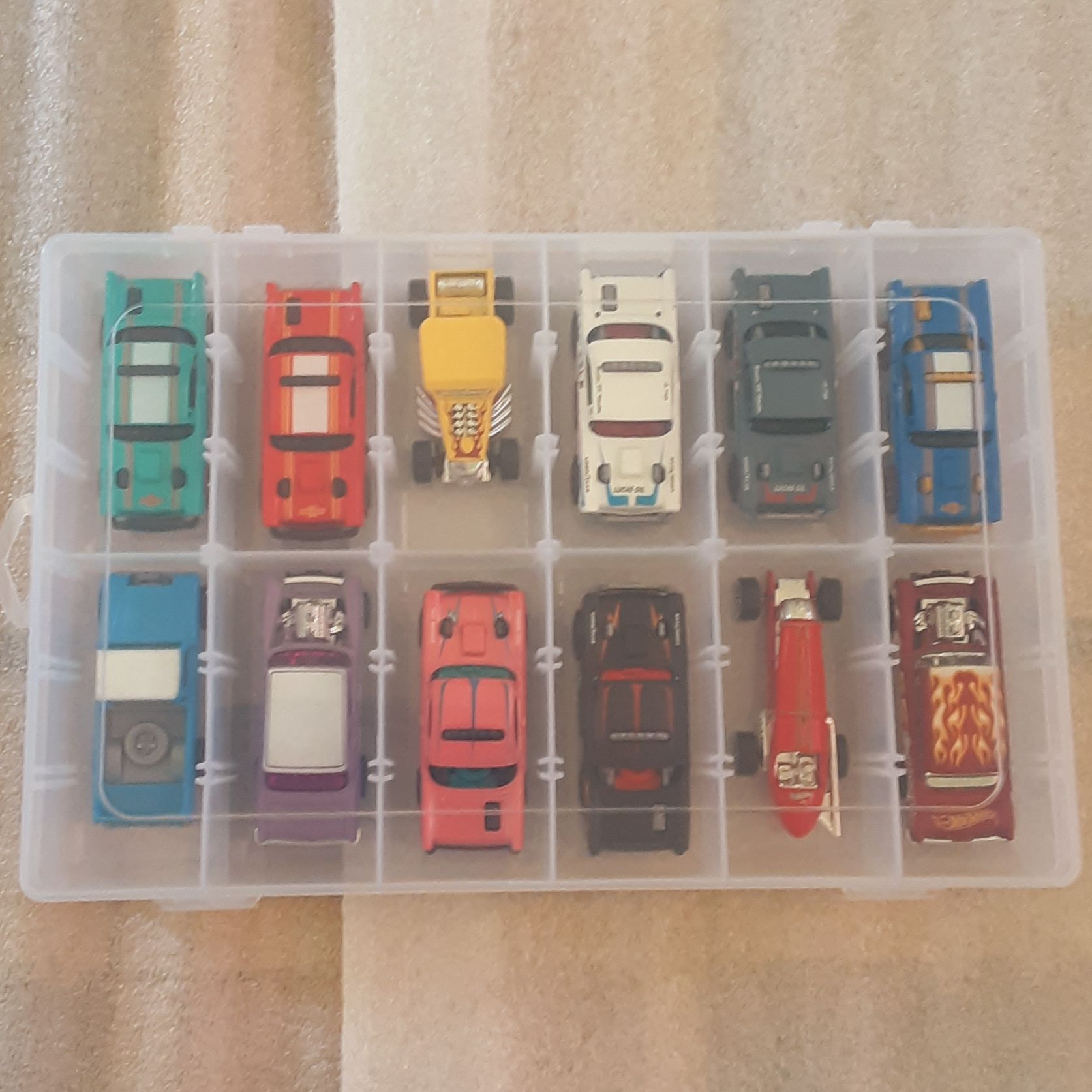 Hộp nhựa đựng và bảo quản xe mô hình hotwheels , tomica tỉ lệ 1:64 giao màu ngẫu nhiên