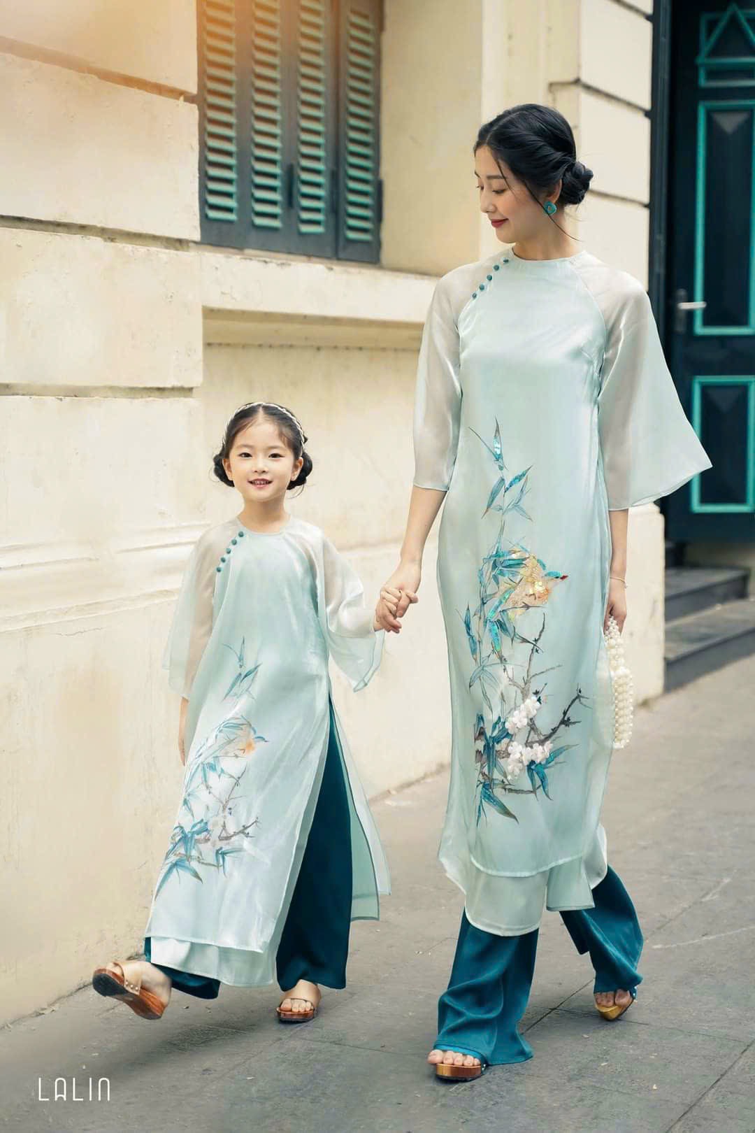 Áo dài tết thiết kế mẹ bé cách tân ivy áo dài tết bé gái chất chất voan thoải mái cho bé mặc tết