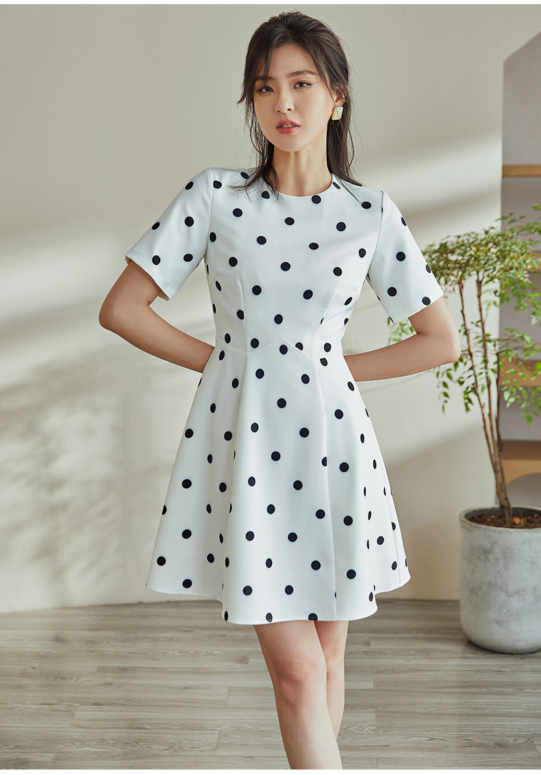 Đầm xòe chấm bi trắng cổ tròn sát tay ngắn