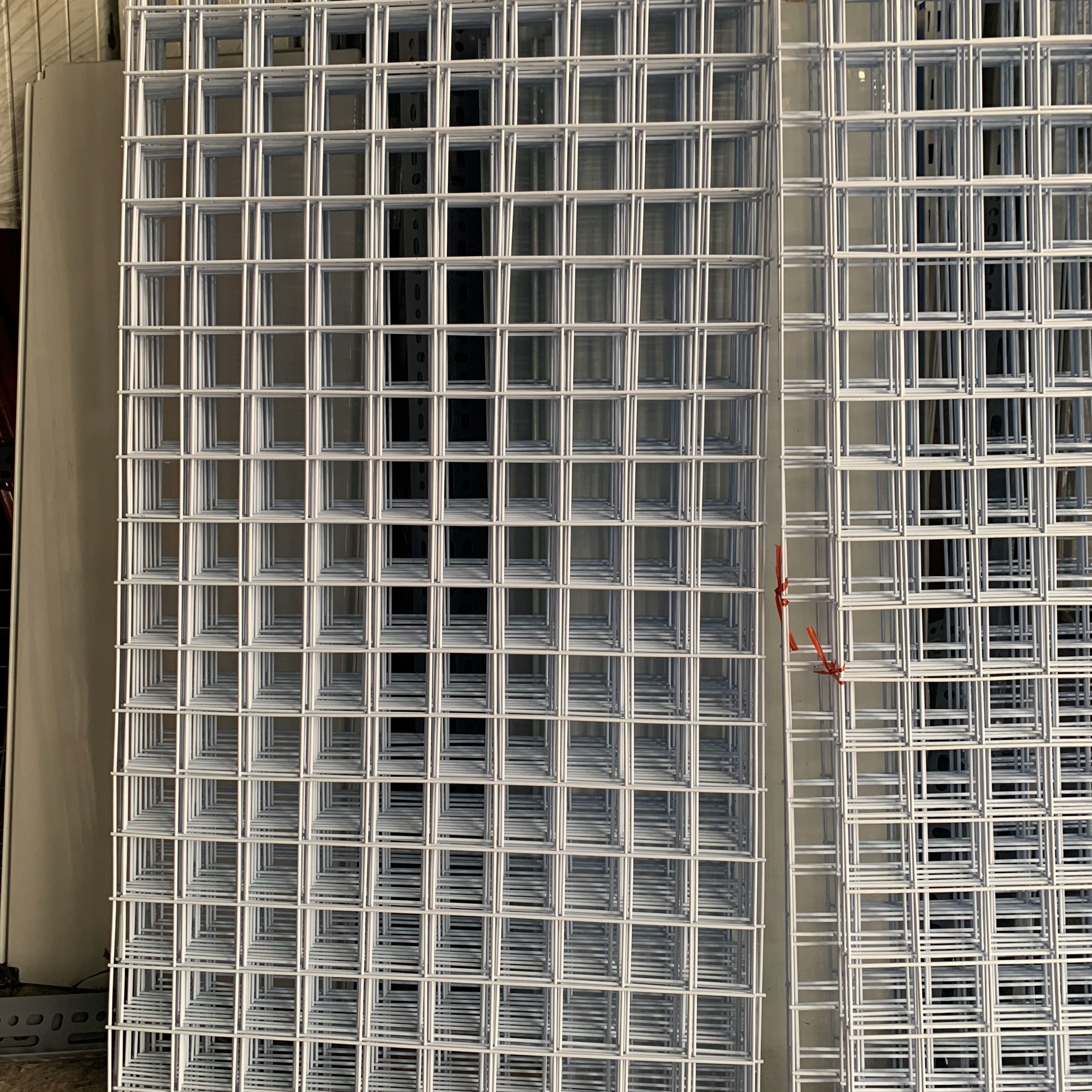 Lưới sắt treo đồ, trang trí ô vuông