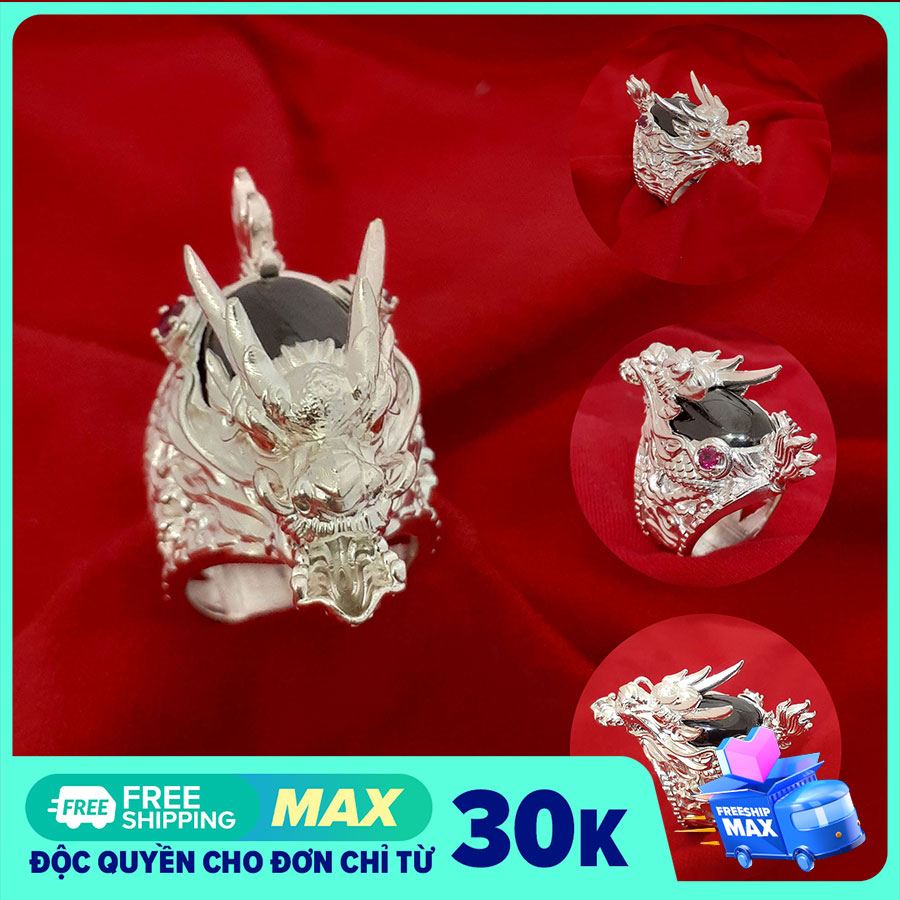 Nhẫn nam Bạc Quang Thản hình đầu rồng chất liệu bạc ta đúc nguyên chiếc gắn đá hình ovan màu đen vả màu đỏ, phong cách độc lạ