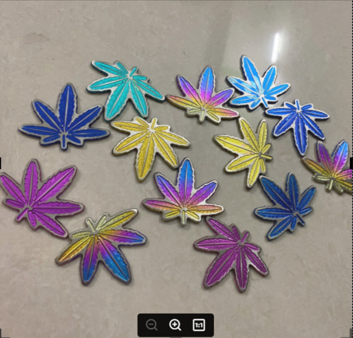 Logo titan hình chiếc lá giao màu ngẫu nhiên