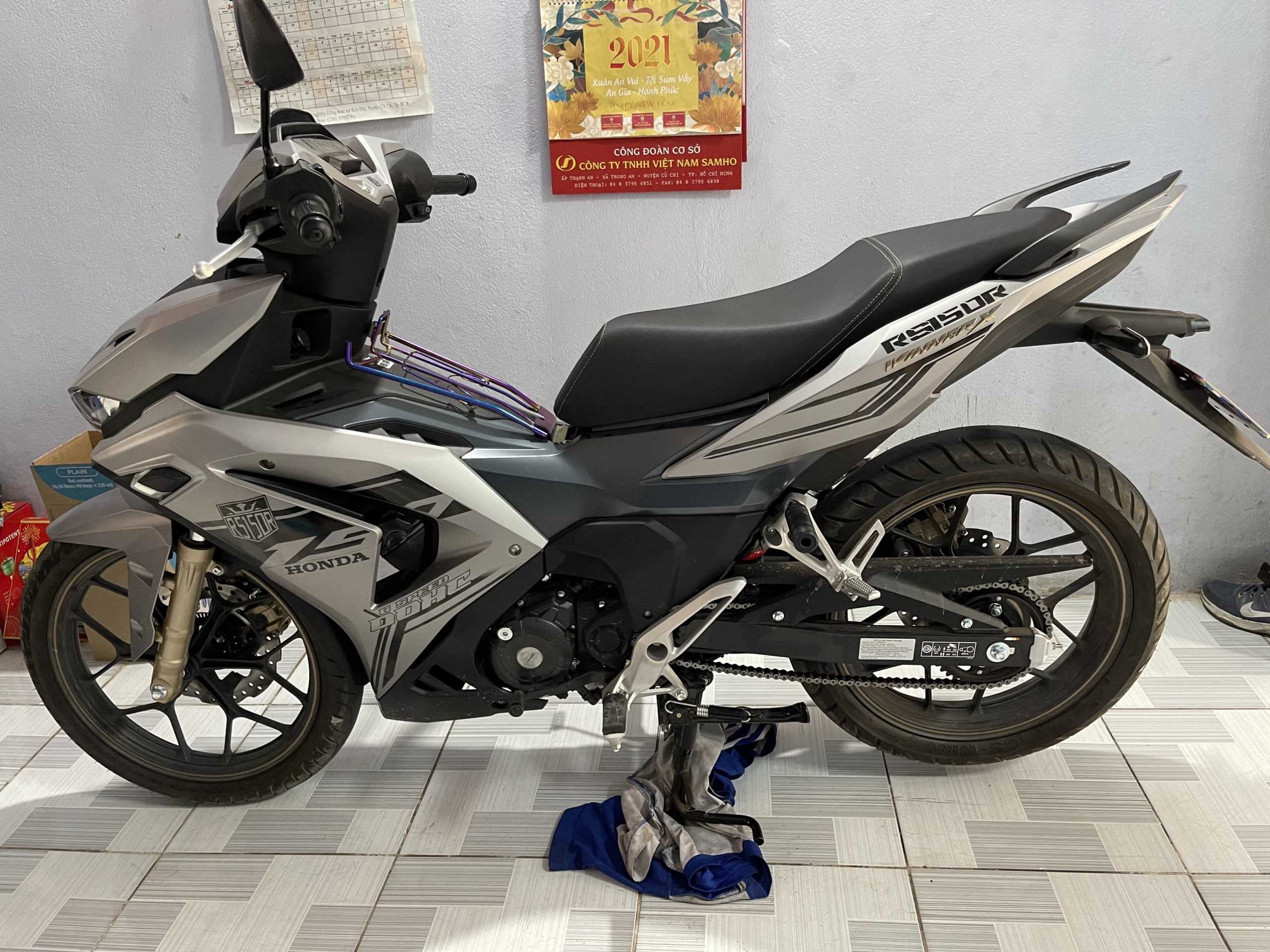 Tem rời winner x v3 mẫu rs150r màu bạc đen