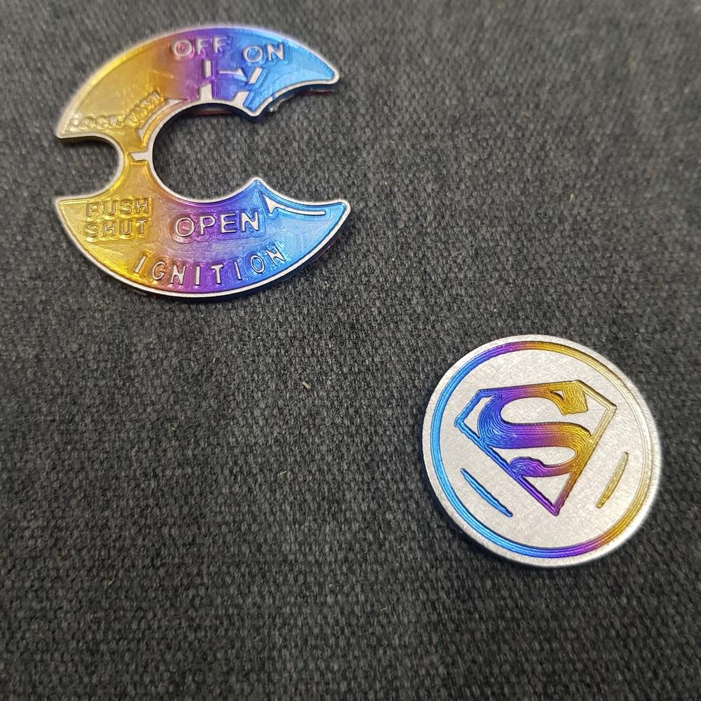 [HCM]TEM TITAN DÁN Ổ KHÓALOGO TITAN SUPERMAN TRÒN  TRANG TRÍ XE DÀNH CHO EXCITER 150CC  (100% TITAN)