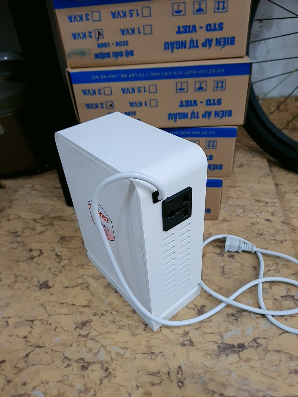 Bộ chuyển đổi nguồn điện từ 220v sang 100v dùng cho hàng nhật