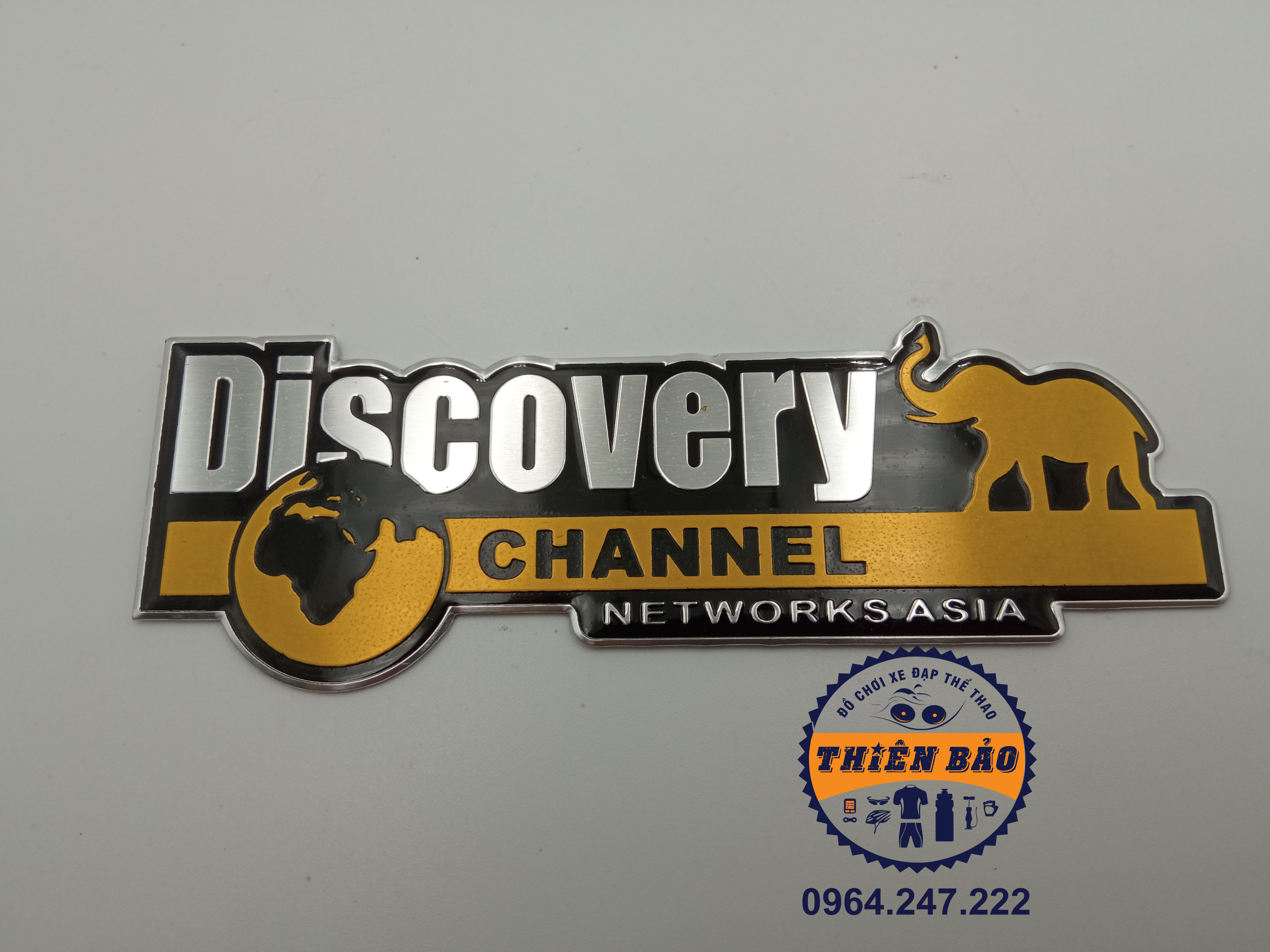 Decal xe ô tô Discovery logo dán xe oto in nổi, tem nhôm dán xe ô to dài chữ bạc nền vàng #180