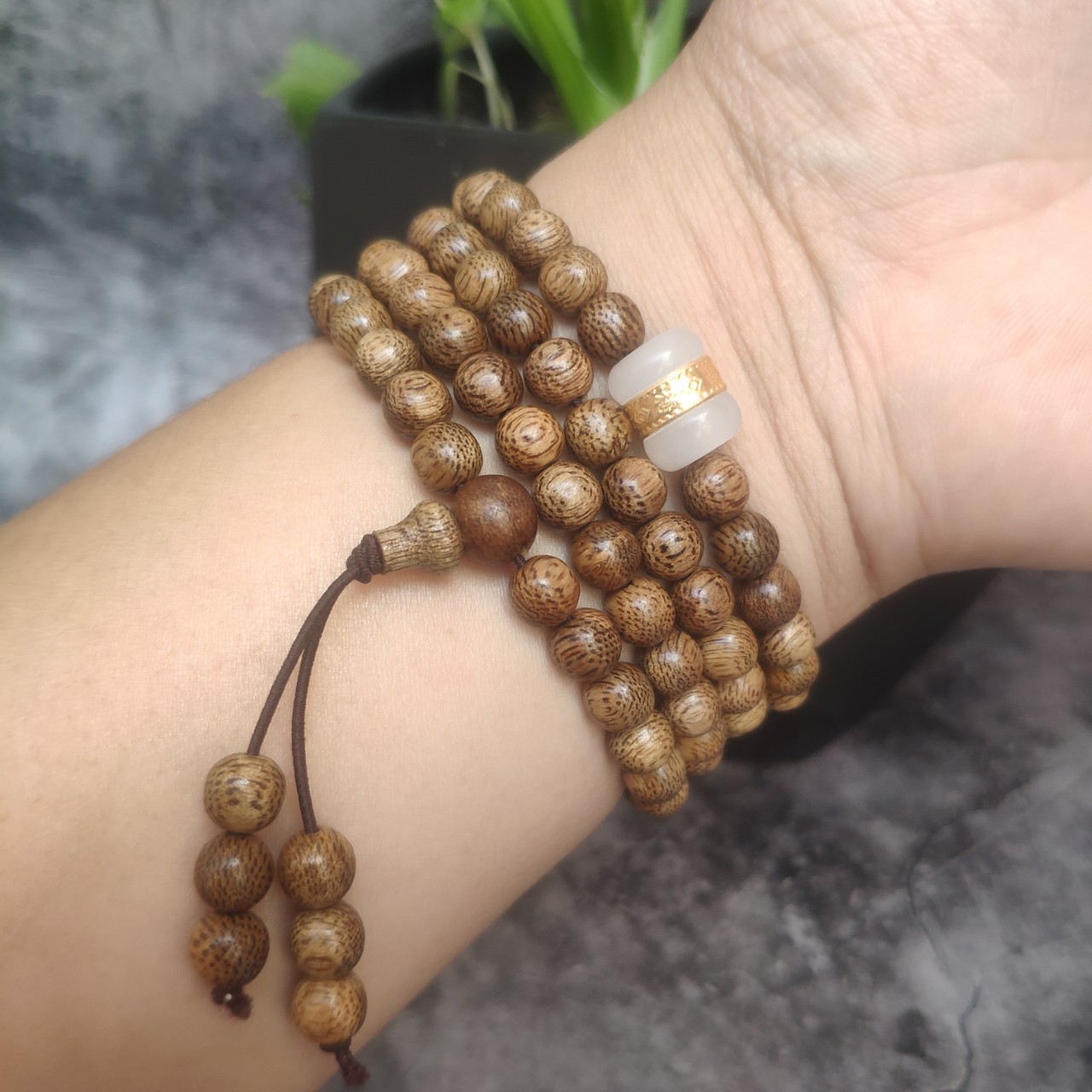 Vòng tay trầm hương 108 hạt mix lu thống trắng hợp mệnh kim