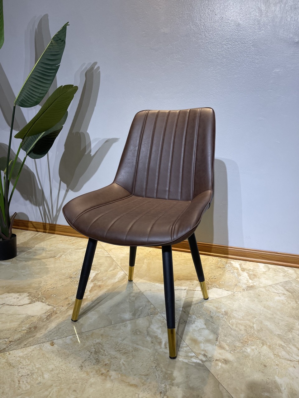 Ghế ăn cơm gia đình loft sọc dọc, bọc da chân sắt núm đồng, nhập khẩu cao cấp hiện đại sang trọng