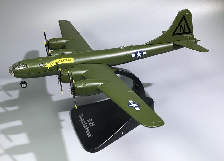 Mô hình máy bay b-29 superfortress atlas tỉ lệ 1:144