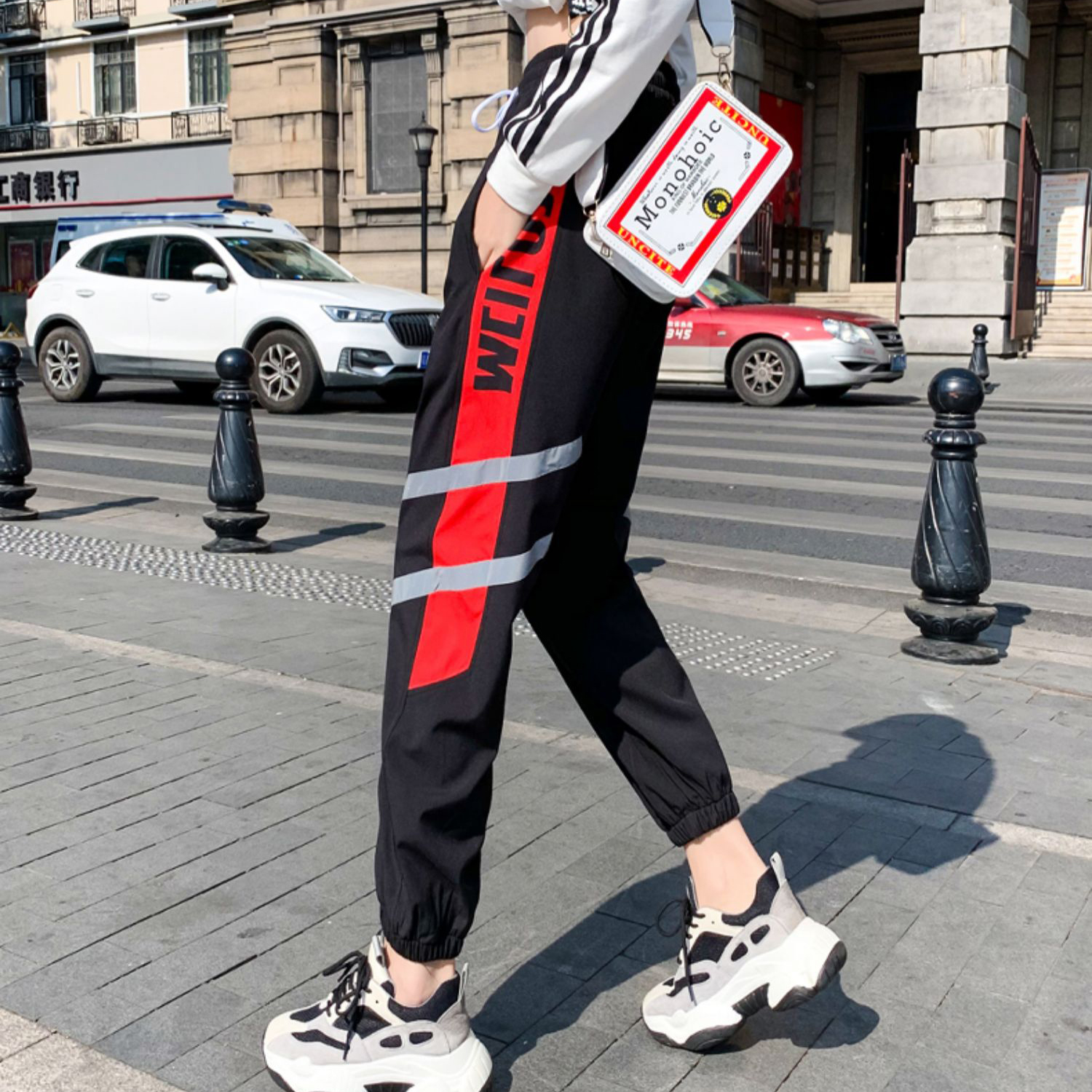 Quần Jogger Nam Nữ Sọc Viền Lớn Ngang Cá Tính Gối Chữ Bo Ống Trẻ Trung Thời Trang 4HER JOGGER NAM 9000069V5