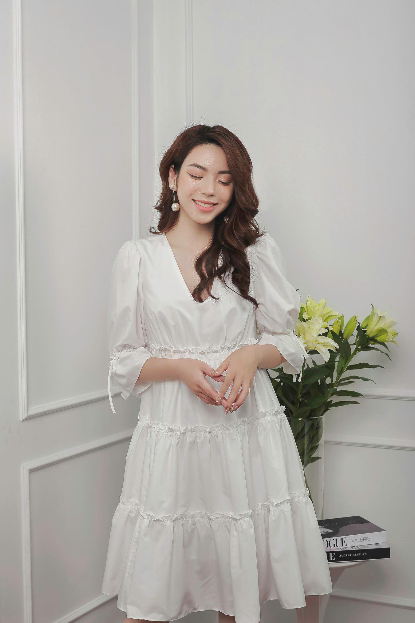 Váy trắng bèo Flora Dress xếp li 3 tầng cổ V