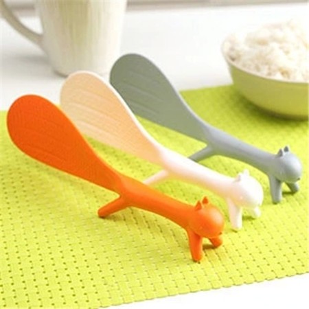 Muỗng xới cơm hình con sóc giao màu ngẫu nhiên