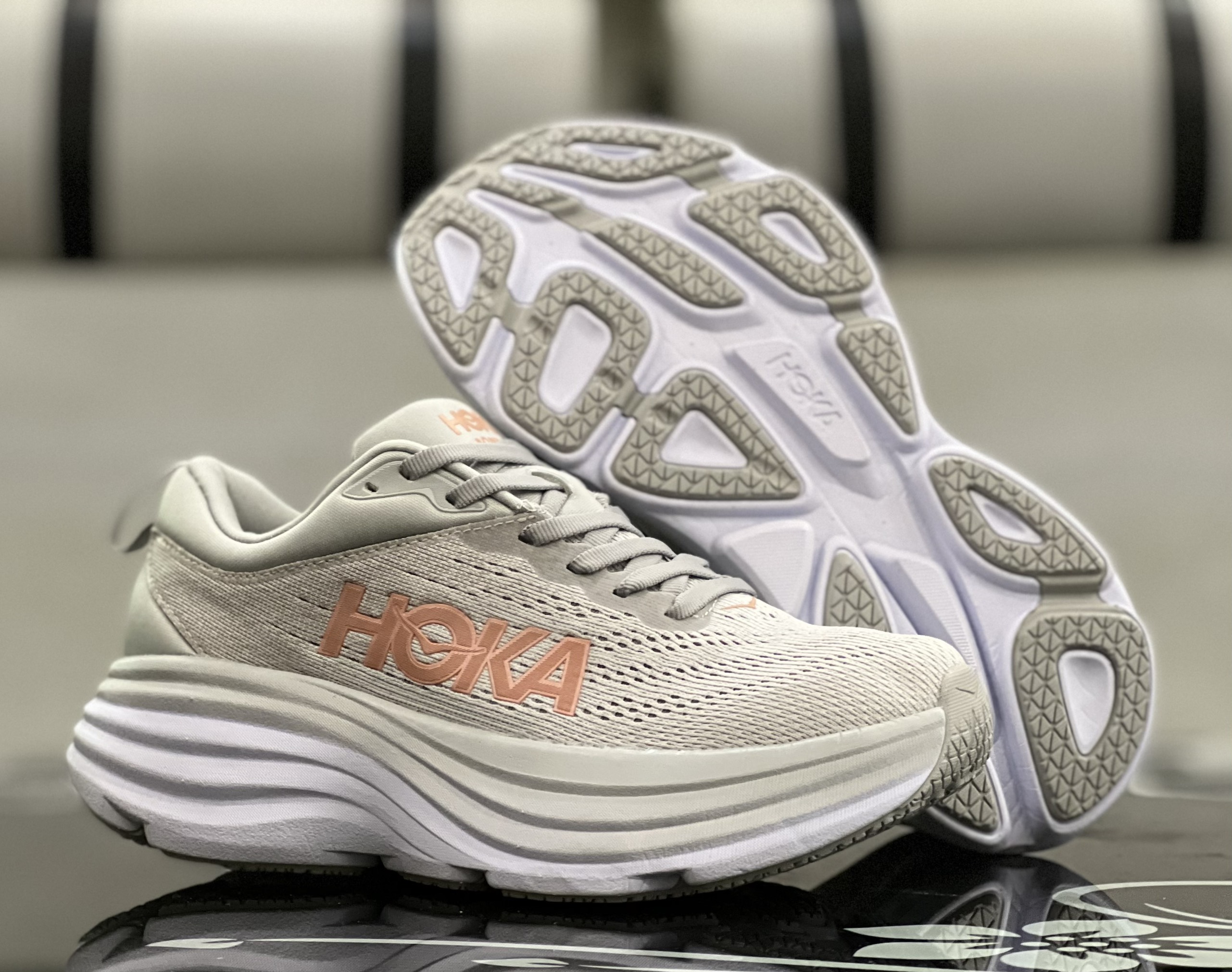 Hoka One One Bondi 8 - Giày chạy đệm dày tốt nhất cho nam và nữ