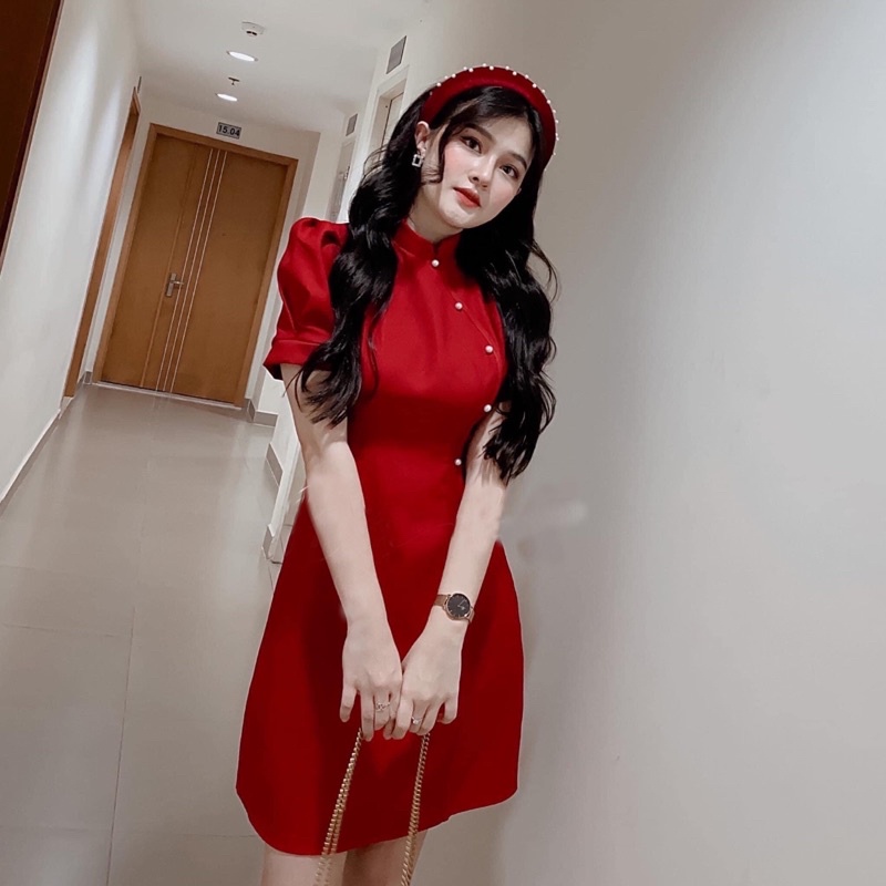 Đầm đỏ, cổ áo dài, nút ngọc ms114