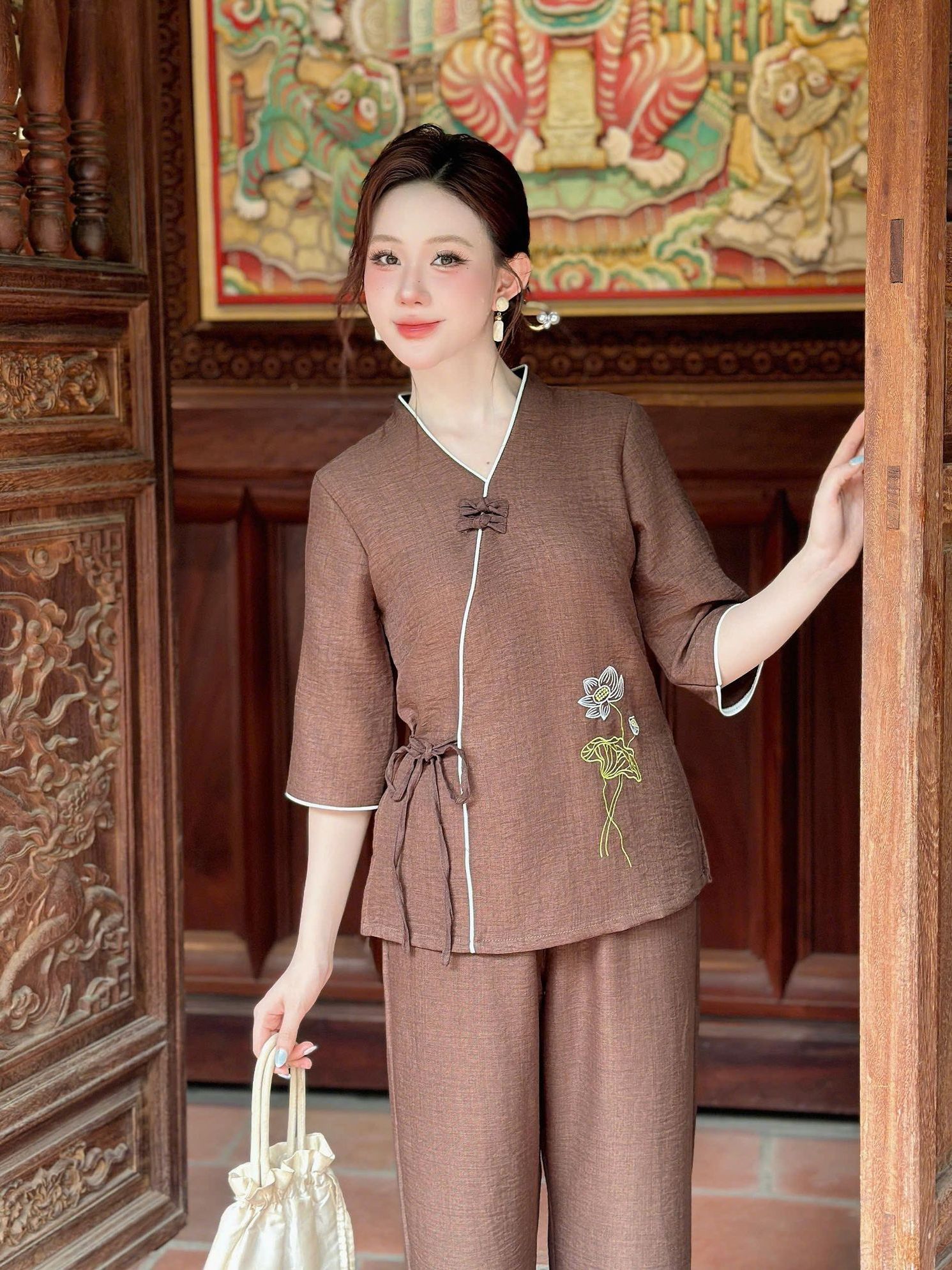 Pháp Phục Đi Chùɑ Chất Đũi Thêu Hình Hoa Sen Màu Sắc Nhẹ Nhàng Thanh Lịch Nhưng Không Kém Phần Sang Trọng. Bộ Lam Đi Chùɑ Pháp Phục