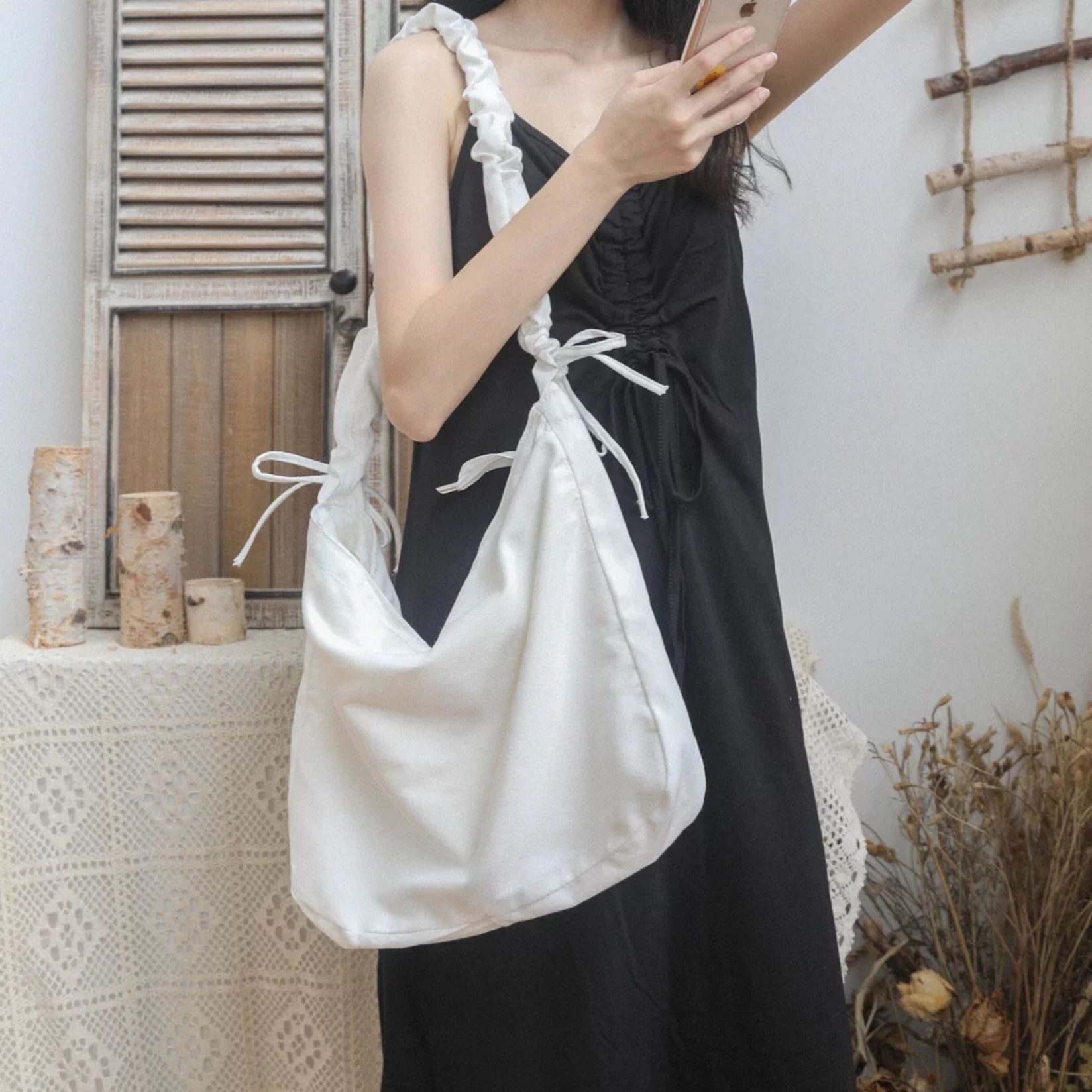 [HCM]TÚI TOTE ĐEO CHÉO DÂY RÚT [CÓ KHÓA & TÚI CON] - VẢI CANVAS MÀU TRẮNG - ĐEN - PHONG CÁCH ULZZANG 4.9