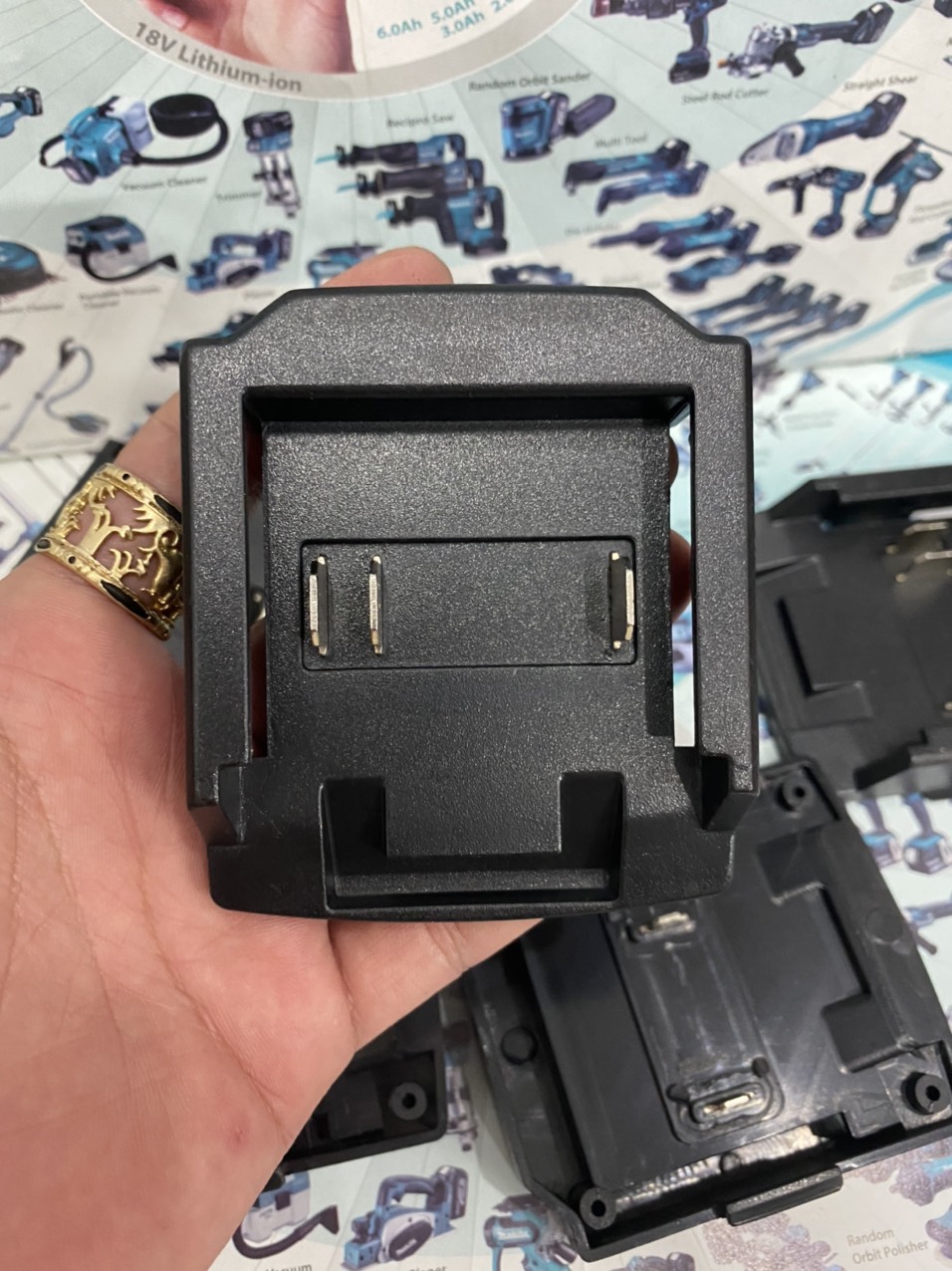 Đế chuyển chân pin Makita 14.4v, 18v nhựa ABS siêu bền