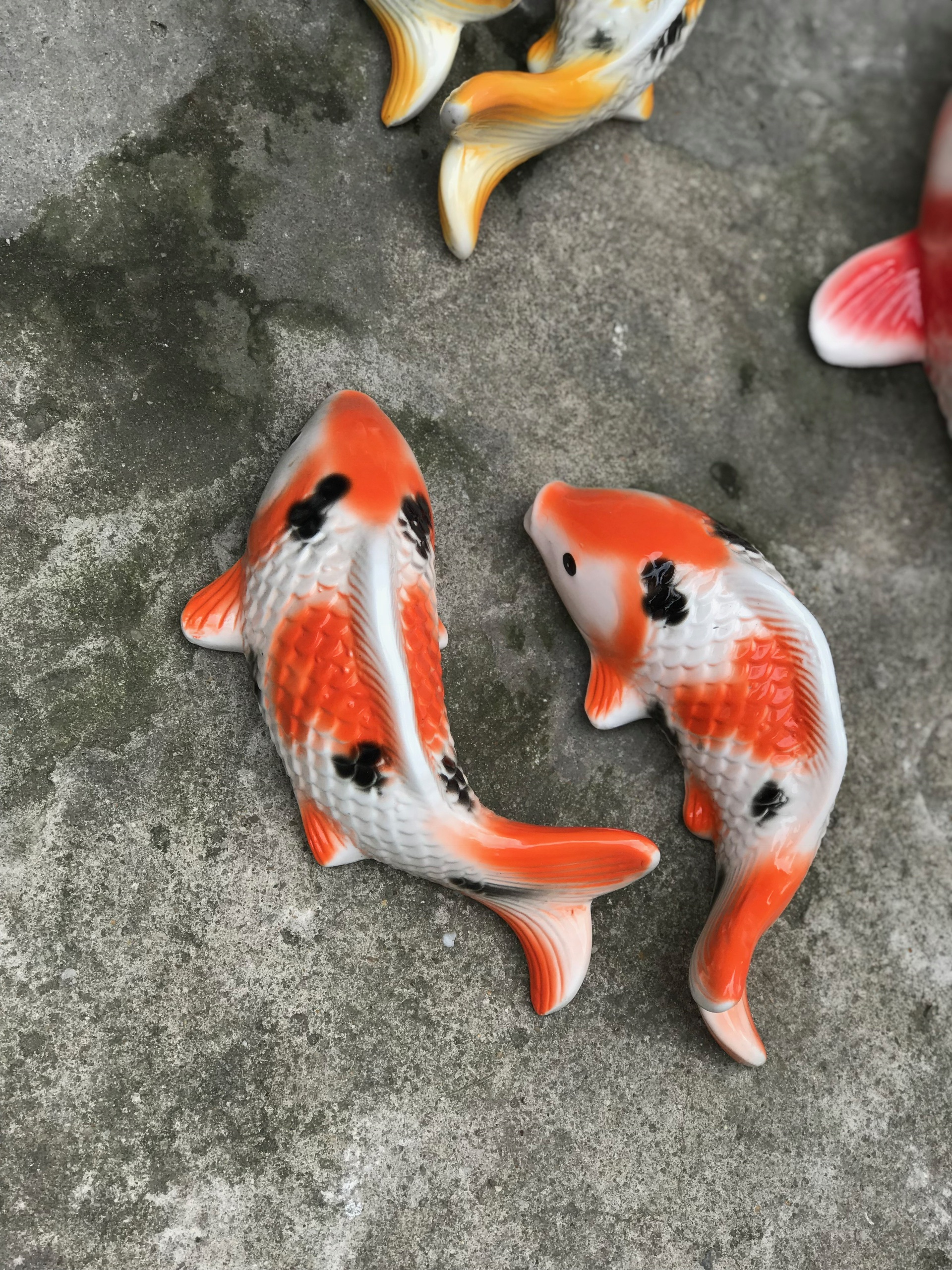 Cá koi gốm sứ bát tràng trang trí