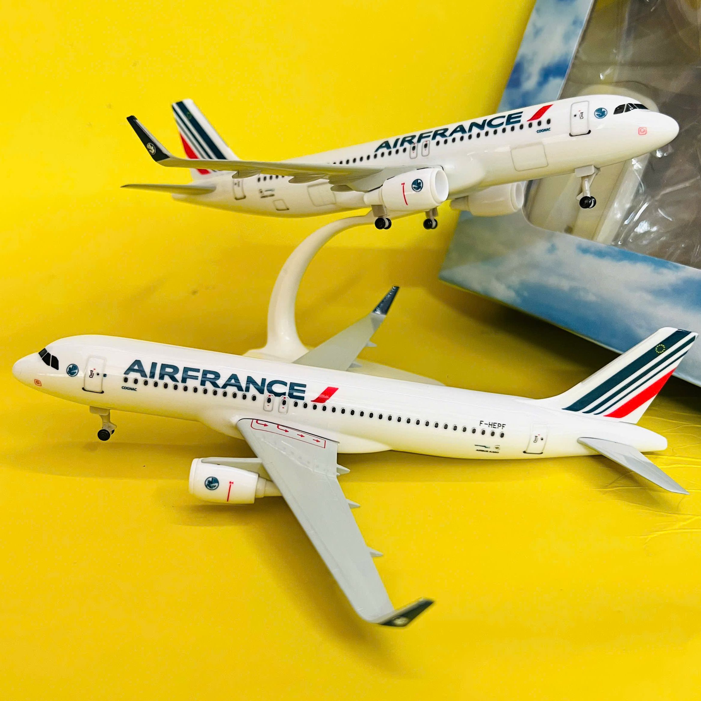 Máy Bay Kim Loại Airbus A320-200 "AIR FRANCE" Hãng Hàng Không Quốc Gia Pháp | Mô Hình Tỉ Lệ 1:400 Fullbox Cao Cấp