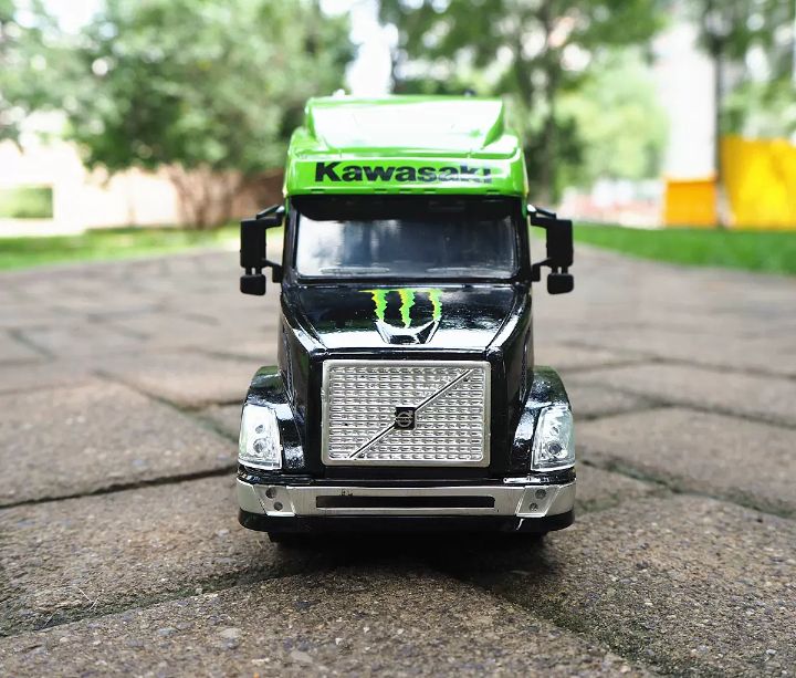 Xe mô hình đầu kéo Volvo hợp kim 1:32